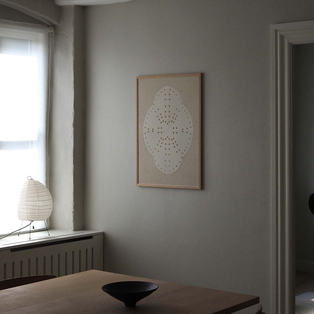 Atelier Cph（アトリエ・シーピーエイチ）は、デンマーク・コペンハーゲンを拠点とするデザインスタジオ兼アートブランドです。ミニマルで構築的なビジュアルを特徴とし、抽象アートやコラージュを中心としたアートポスターを多数手がけています。北欧デザインらしい洗練された感性とバランスの取れた構成美が魅力で、リビング、寝室、書斎、オフィスなど、あらゆる空間に調和と静けさをもたらします。幾何学的なモチーフを用いたアートは、ギャラリーウォールやモダンインテリアのアクセントにも最適。高品質な紙と印刷による仕上がりで、インテリアとしての完成度も高く評価されています。北欧アートポスター、現代アート、ミニマルデザイン、韓国インテリアなど、幅広いスタイルにマッチするスタイリッシュなアートを探している方におすすめです。