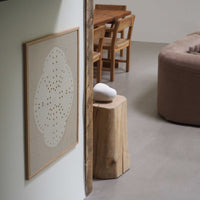 Atelier Cph（アトリエ・シーピーエイチ）は、デンマーク・コペンハーゲンを拠点とするデザインスタジオ兼アートブランドです。ミニマルで構築的なビジュアルを特徴とし、抽象アートやコラージュを中心としたアートポスターを多数手がけています。北欧デザインらしい洗練された感性とバランスの取れた構成美が魅力で、リビング、寝室、書斎、オフィスなど、あらゆる空間に調和と静けさをもたらします。幾何学的なモチーフを用いたアートは、ギャラリーウォールやモダンインテリアのアクセントにも最適。高品質な紙と印刷による仕上がりで、インテリアとしての完成度も高く評価されています。北欧アートポスター、現代アート、ミニマルデザイン、韓国インテリアなど、幅広いスタイルにマッチするスタイリッシュなアートを探している方におすすめです。