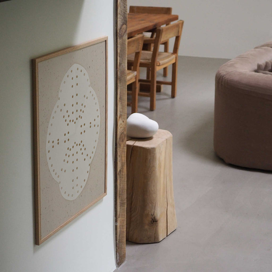 Atelier Cph（アトリエ・シーピーエイチ）は、デンマーク・コペンハーゲンを拠点とするデザインスタジオ兼アートブランドです。ミニマルで構築的なビジュアルを特徴とし、抽象アートやコラージュを中心としたアートポスターを多数手がけています。北欧デザインらしい洗練された感性とバランスの取れた構成美が魅力で、リビング、寝室、書斎、オフィスなど、あらゆる空間に調和と静けさをもたらします。幾何学的なモチーフを用いたアートは、ギャラリーウォールやモダンインテリアのアクセントにも最適。高品質な紙と印刷による仕上がりで、インテリアとしての完成度も高く評価されています。北欧アートポスター、現代アート、ミニマルデザイン、韓国インテリアなど、幅広いスタイルにマッチするスタイリッシュなアートを探している方におすすめです。