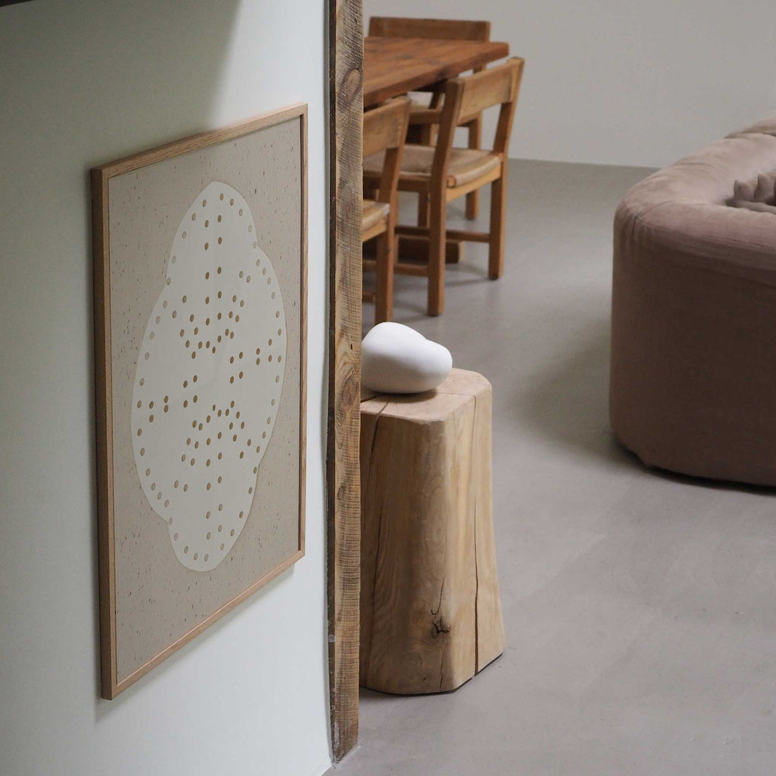 Atelier Cph（アトリエ・シーピーエイチ）は、デンマーク・コペンハーゲンを拠点とするデザインスタジオ兼アートブランドです。ミニマルで構築的なビジュアルを特徴とし、抽象アートやコラージュを中心としたアートポスターを多数手がけています。北欧デザインらしい洗練された感性とバランスの取れた構成美が魅力で、リビング、寝室、書斎、オフィスなど、あらゆる空間に調和と静けさをもたらします。幾何学的なモチーフを用いたアートは、ギャラリーウォールやモダンインテリアのアクセントにも最適。高品質な紙と印刷による仕上がりで、インテリアとしての完成度も高く評価されています。北欧アートポスター、現代アート、ミニマルデザイン、韓国インテリアなど、幅広いスタイルにマッチするスタイリッシュなアートを探している方におすすめです。