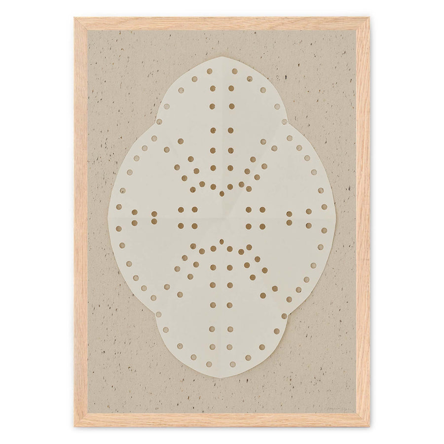 Atelier Cph（アトリエ・シーピーエイチ）は、デンマーク・コペンハーゲンを拠点とするデザインスタジオ兼アートブランドです。ミニマルで構築的なビジュアルを特徴とし、抽象アートやコラージュを中心としたアートポスターを多数手がけています。北欧デザインらしい洗練された感性とバランスの取れた構成美が魅力で、リビング、寝室、書斎、オフィスなど、あらゆる空間に調和と静けさをもたらします。幾何学的なモチーフを用いたアートは、ギャラリーウォールやモダンインテリアのアクセントにも最適。高品質な紙と印刷による仕上がりで、インテリアとしての完成度も高く評価されています。北欧アートポスター、現代アート、ミニマルデザイン、韓国インテリアなど、幅広いスタイルにマッチするスタイリッシュなアートを探している方におすすめです。