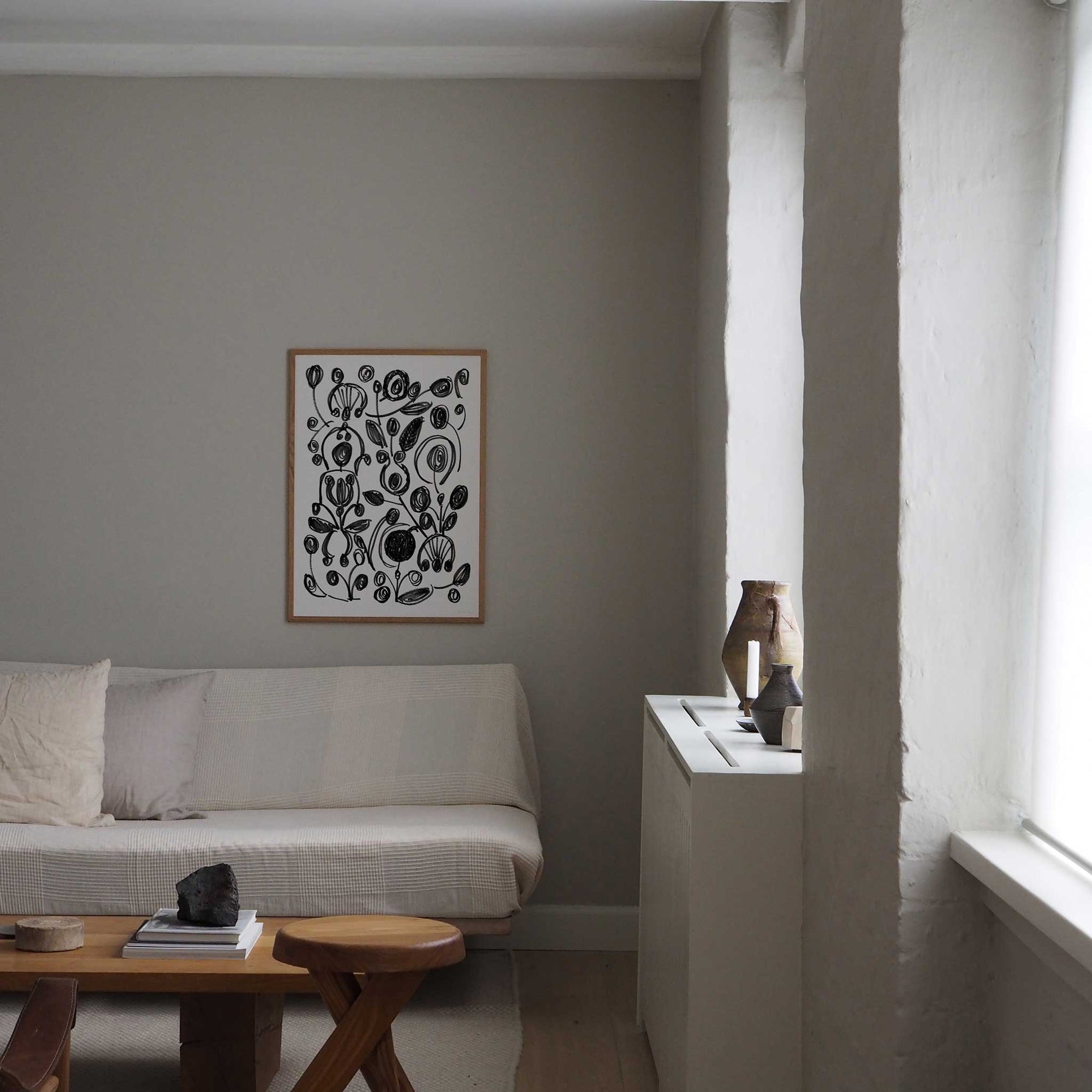 Atelier Cph（アトリエ・シーピーエイチ）は、デンマーク・コペンハーゲンを拠点とするデザインスタジオ兼アートブランドです。ミニマルで構築的なビジュアルを特徴とし、抽象アートやコラージュを中心としたアートポスターを多数手がけています。北欧デザインらしい洗練された感性とバランスの取れた構成美が魅力で、リビング、寝室、書斎、オフィスなど、あらゆる空間に調和と静けさをもたらします。幾何学的なモチーフを用いたアートは、ギャラリーウォールやモダンインテリアのアクセントにも最適。高品質な紙と印刷による仕上がりで、インテリアとしての完成度も高く評価されています。北欧アートポスター、現代アート、ミニマルデザイン、韓国インテリアなど、幅広いスタイルにマッチするスタイリッシュなアートを探している方におすすめです。