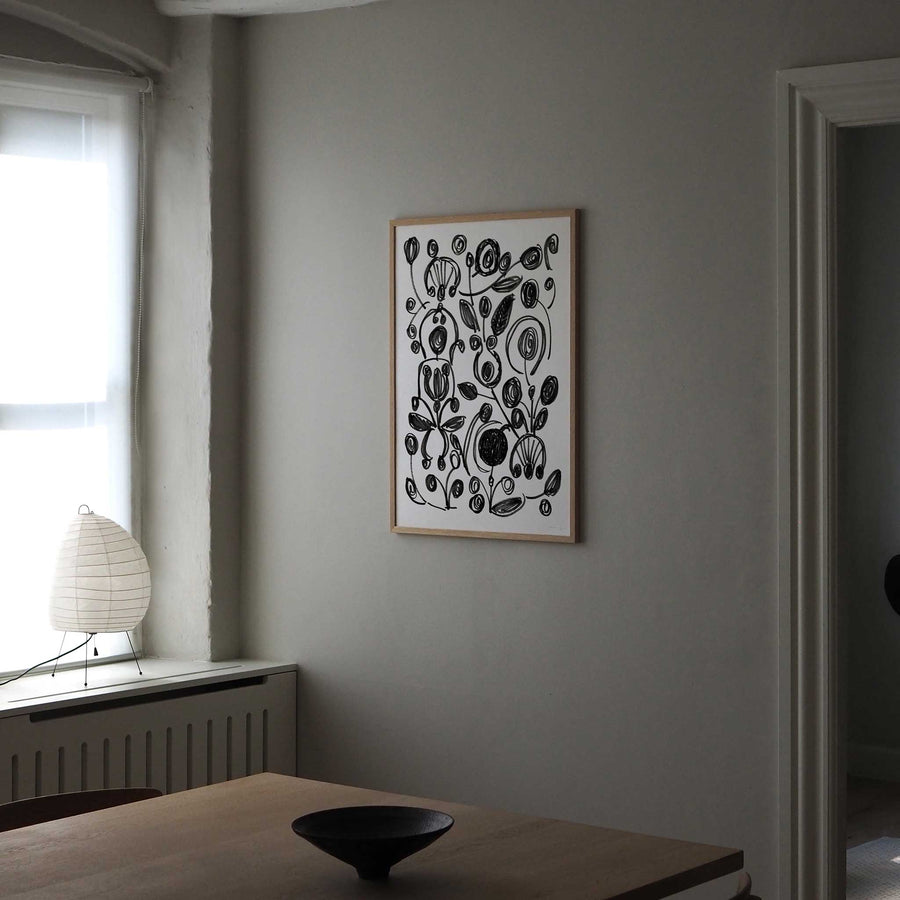 Atelier Cph（アトリエ・シーピーエイチ）は、デンマーク・コペンハーゲンを拠点とするデザインスタジオ兼アートブランドです。ミニマルで構築的なビジュアルを特徴とし、抽象アートやコラージュを中心としたアートポスターを多数手がけています。北欧デザインらしい洗練された感性とバランスの取れた構成美が魅力で、リビング、寝室、書斎、オフィスなど、あらゆる空間に調和と静けさをもたらします。幾何学的なモチーフを用いたアートは、ギャラリーウォールやモダンインテリアのアクセントにも最適。高品質な紙と印刷による仕上がりで、インテリアとしての完成度も高く評価されています。北欧アートポスター、現代アート、ミニマルデザイン、韓国インテリアなど、幅広いスタイルにマッチするスタイリッシュなアートを探している方におすすめです。