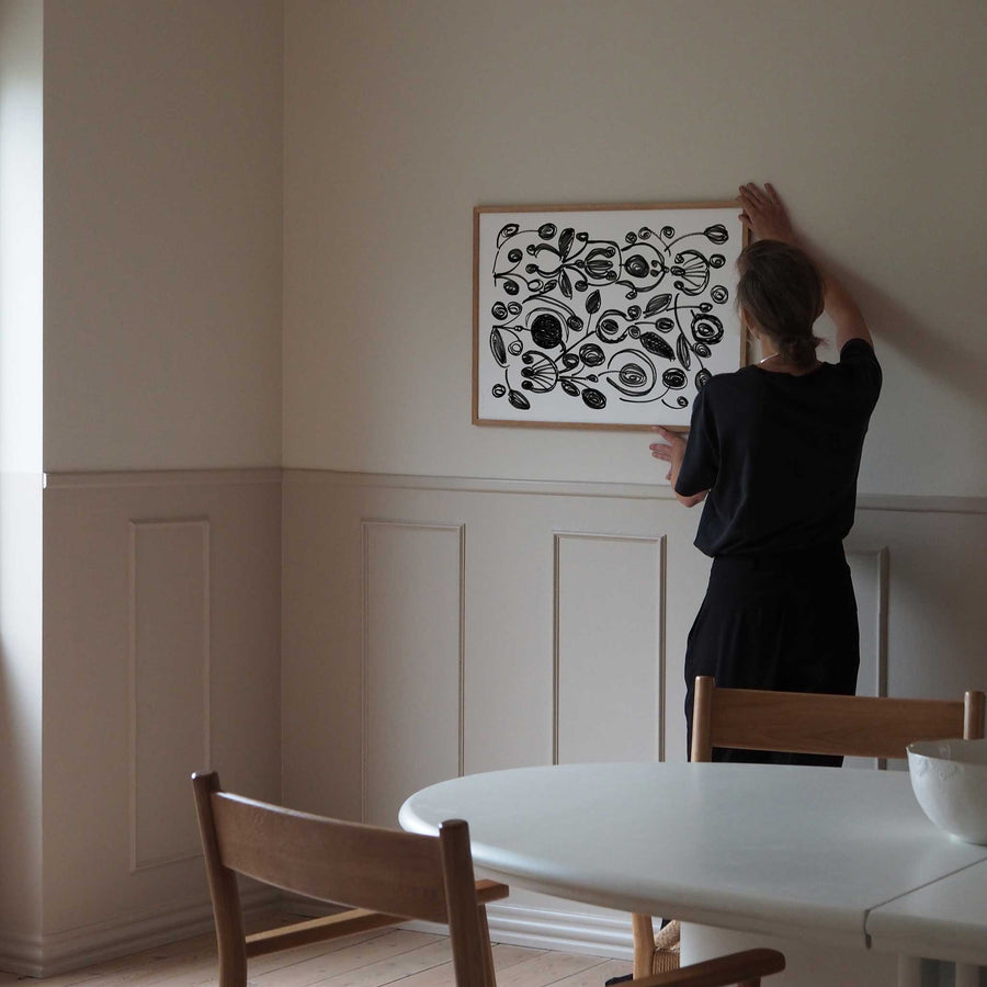 Atelier Cph（アトリエ・シーピーエイチ）は、デンマーク・コペンハーゲンを拠点とするデザインスタジオ兼アートブランドです。ミニマルで構築的なビジュアルを特徴とし、抽象アートやコラージュを中心としたアートポスターを多数手がけています。北欧デザインらしい洗練された感性とバランスの取れた構成美が魅力で、リビング、寝室、書斎、オフィスなど、あらゆる空間に調和と静けさをもたらします。幾何学的なモチーフを用いたアートは、ギャラリーウォールやモダンインテリアのアクセントにも最適。高品質な紙と印刷による仕上がりで、インテリアとしての完成度も高く評価されています。北欧アートポスター、現代アート、ミニマルデザイン、韓国インテリアなど、幅広いスタイルにマッチするスタイリッシュなアートを探している方におすすめです。