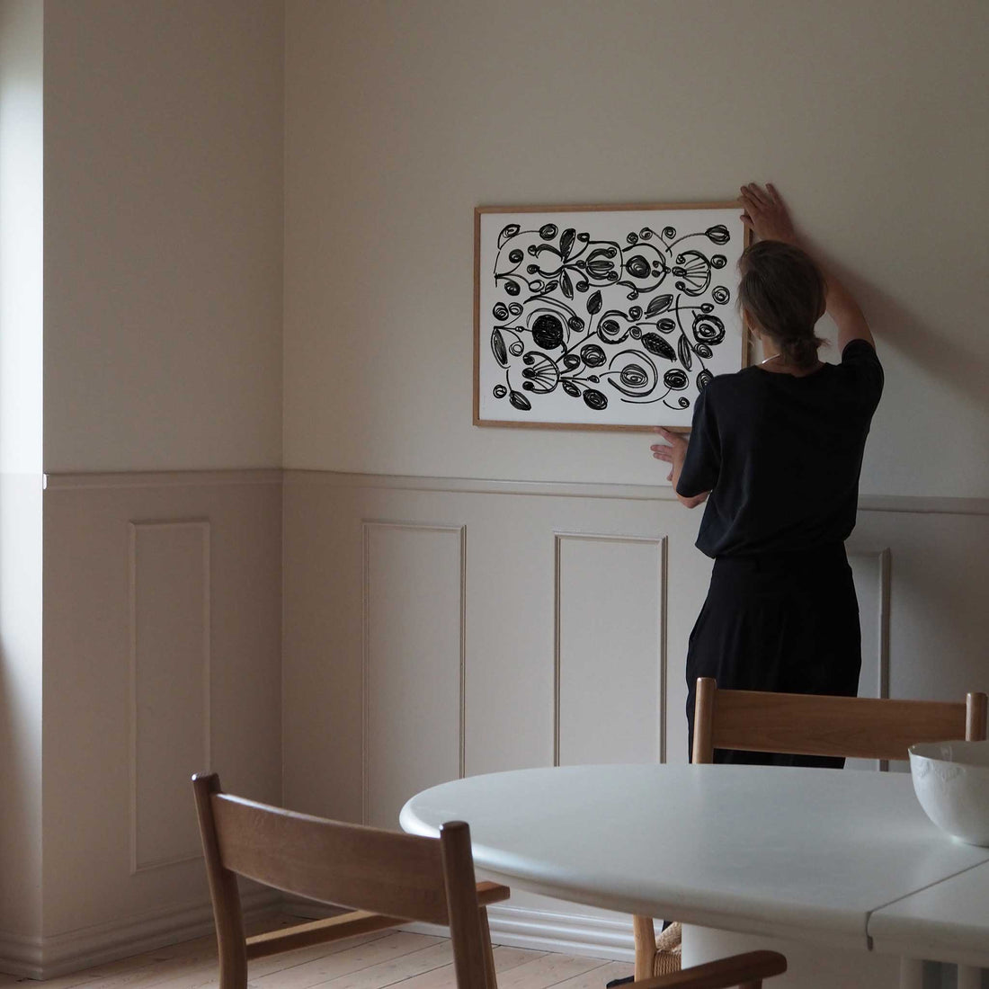 Atelier Cph（アトリエ・シーピーエイチ）は、デンマーク・コペンハーゲンを拠点とするデザインスタジオ兼アートブランドです。ミニマルで構築的なビジュアルを特徴とし、抽象アートやコラージュを中心としたアートポスターを多数手がけています。北欧デザインらしい洗練された感性とバランスの取れた構成美が魅力で、リビング、寝室、書斎、オフィスなど、あらゆる空間に調和と静けさをもたらします。幾何学的なモチーフを用いたアートは、ギャラリーウォールやモダンインテリアのアクセントにも最適。高品質な紙と印刷による仕上がりで、インテリアとしての完成度も高く評価されています。北欧アートポスター、現代アート、ミニマルデザイン、韓国インテリアなど、幅広いスタイルにマッチするスタイリッシュなアートを探している方におすすめです。