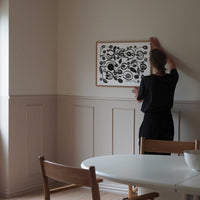 Atelier Cph（アトリエ・シーピーエイチ）は、デンマーク・コペンハーゲンを拠点とするデザインスタジオ兼アートブランドです。ミニマルで構築的なビジュアルを特徴とし、抽象アートやコラージュを中心としたアートポスターを多数手がけています。北欧デザインらしい洗練された感性とバランスの取れた構成美が魅力で、リビング、寝室、書斎、オフィスなど、あらゆる空間に調和と静けさをもたらします。幾何学的なモチーフを用いたアートは、ギャラリーウォールやモダンインテリアのアクセントにも最適。高品質な紙と印刷による仕上がりで、インテリアとしての完成度も高く評価されています。北欧アートポスター、現代アート、ミニマルデザイン、韓国インテリアなど、幅広いスタイルにマッチするスタイリッシュなアートを探している方におすすめです。