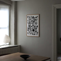 Atelier Cph（アトリエ・シーピーエイチ）は、デンマーク・コペンハーゲンを拠点とするデザインスタジオ兼アートブランドです。ミニマルで構築的なビジュアルを特徴とし、抽象アートやコラージュを中心としたアートポスターを多数手がけています。北欧デザインらしい洗練された感性とバランスの取れた構成美が魅力で、リビング、寝室、書斎、オフィスなど、あらゆる空間に調和と静けさをもたらします。幾何学的なモチーフを用いたアートは、ギャラリーウォールやモダンインテリアのアクセントにも最適。高品質な紙と印刷による仕上がりで、インテリアとしての完成度も高く評価されています。北欧アートポスター、現代アート、ミニマルデザイン、韓国インテリアなど、幅広いスタイルにマッチするスタイリッシュなアートを探している方におすすめです。