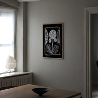 Atelier Cph（アトリエ・シーピーエイチ）は、デンマーク・コペンハーゲンを拠点とするデザインスタジオ兼アートブランドです。ミニマルで構築的なビジュアルを特徴とし、抽象アートやコラージュを中心としたアートポスターを多数手がけています。北欧デザインらしい洗練された感性とバランスの取れた構成美が魅力で、リビング、寝室、書斎、オフィスなど、あらゆる空間に調和と静けさをもたらします。幾何学的なモチーフを用いたアートは、ギャラリーウォールやモダンインテリアのアクセントにも最適。高品質な紙と印刷による仕上がりで、インテリアとしての完成度も高く評価されています。北欧アートポスター、現代アート、ミニマルデザイン、韓国インテリアなど、幅広いスタイルにマッチするスタイリッシュなアートを探している方におすすめです。