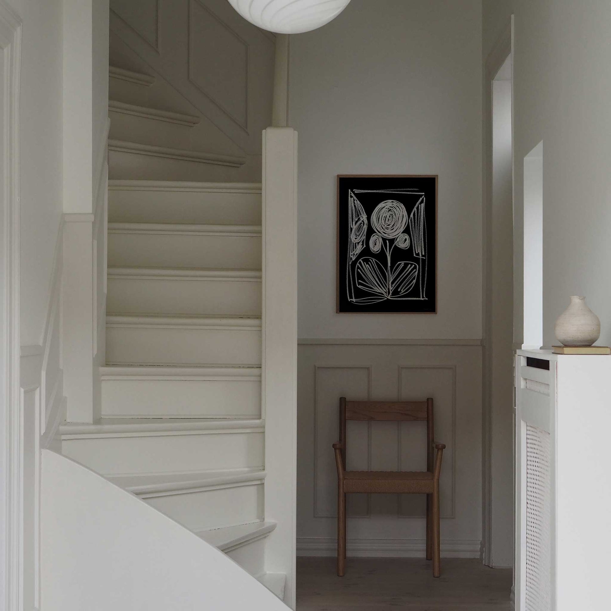 Atelier Cph（アトリエ・シーピーエイチ）は、デンマーク・コペンハーゲンを拠点とするデザインスタジオ兼アートブランドです。ミニマルで構築的なビジュアルを特徴とし、抽象アートやコラージュを中心としたアートポスターを多数手がけています。北欧デザインらしい洗練された感性とバランスの取れた構成美が魅力で、リビング、寝室、書斎、オフィスなど、あらゆる空間に調和と静けさをもたらします。幾何学的なモチーフを用いたアートは、ギャラリーウォールやモダンインテリアのアクセントにも最適。高品質な紙と印刷による仕上がりで、インテリアとしての完成度も高く評価されています。北欧アートポスター、現代アート、ミニマルデザイン、韓国インテリアなど、幅広いスタイルにマッチするスタイリッシュなアートを探している方におすすめです。