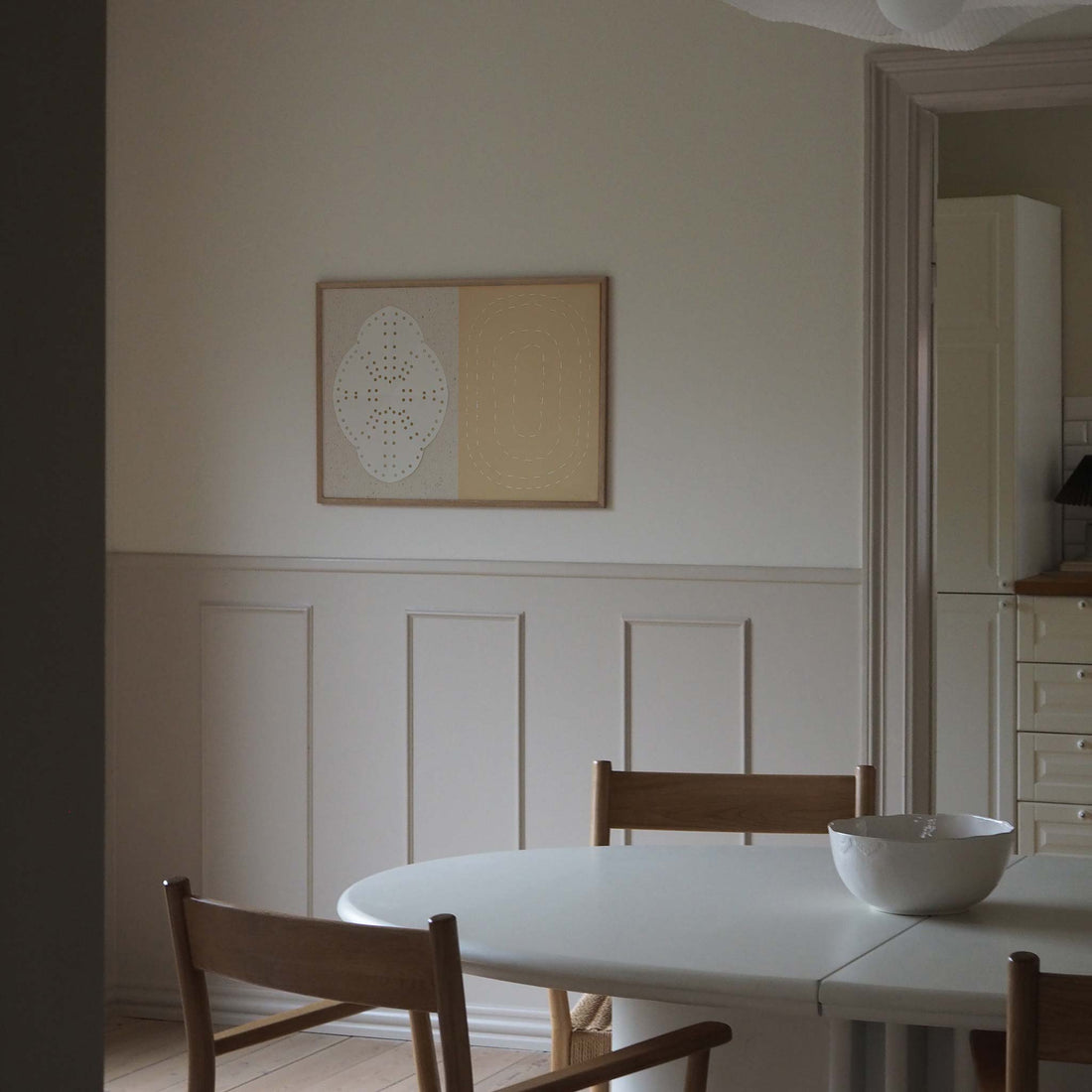 Atelier Cph（アトリエ・シーピーエイチ）は、デンマーク・コペンハーゲンを拠点とするデザインスタジオ兼アートブランドです。ミニマルで構築的なビジュアルを特徴とし、抽象アートやコラージュを中心としたアートポスターを多数手がけています。北欧デザインらしい洗練された感性とバランスの取れた構成美が魅力で、リビング、寝室、書斎、オフィスなど、あらゆる空間に調和と静けさをもたらします。幾何学的なモチーフを用いたアートは、ギャラリーウォールやモダンインテリアのアクセントにも最適。高品質な紙と印刷による仕上がりで、インテリアとしての完成度も高く評価されています。北欧アートポスター、現代アート、ミニマルデザイン、韓国インテリアなど、幅広いスタイルにマッチするスタイリッシュなアートを探している方におすすめです。