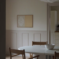 Atelier Cph（アトリエ・シーピーエイチ）は、デンマーク・コペンハーゲンを拠点とするデザインスタジオ兼アートブランドです。ミニマルで構築的なビジュアルを特徴とし、抽象アートやコラージュを中心としたアートポスターを多数手がけています。北欧デザインらしい洗練された感性とバランスの取れた構成美が魅力で、リビング、寝室、書斎、オフィスなど、あらゆる空間に調和と静けさをもたらします。幾何学的なモチーフを用いたアートは、ギャラリーウォールやモダンインテリアのアクセントにも最適。高品質な紙と印刷による仕上がりで、インテリアとしての完成度も高く評価されています。北欧アートポスター、現代アート、ミニマルデザイン、韓国インテリアなど、幅広いスタイルにマッチするスタイリッシュなアートを探している方におすすめです。