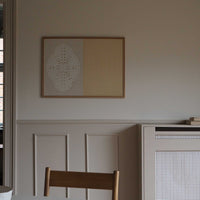 Atelier Cph（アトリエ・シーピーエイチ）は、デンマーク・コペンハーゲンを拠点とするデザインスタジオ兼アートブランドです。ミニマルで構築的なビジュアルを特徴とし、抽象アートやコラージュを中心としたアートポスターを多数手がけています。北欧デザインらしい洗練された感性とバランスの取れた構成美が魅力で、リビング、寝室、書斎、オフィスなど、あらゆる空間に調和と静けさをもたらします。幾何学的なモチーフを用いたアートは、ギャラリーウォールやモダンインテリアのアクセントにも最適。高品質な紙と印刷による仕上がりで、インテリアとしての完成度も高く評価されています。北欧アートポスター、現代アート、ミニマルデザイン、韓国インテリアなど、幅広いスタイルにマッチするスタイリッシュなアートを探している方におすすめです。