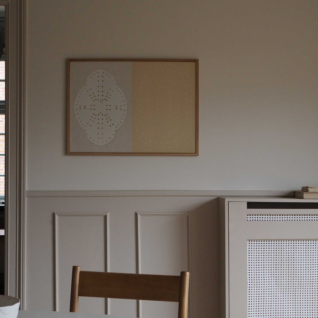 Atelier Cph（アトリエ・シーピーエイチ）は、デンマーク・コペンハーゲンを拠点とするデザインスタジオ兼アートブランドです。ミニマルで構築的なビジュアルを特徴とし、抽象アートやコラージュを中心としたアートポスターを多数手がけています。北欧デザインらしい洗練された感性とバランスの取れた構成美が魅力で、リビング、寝室、書斎、オフィスなど、あらゆる空間に調和と静けさをもたらします。幾何学的なモチーフを用いたアートは、ギャラリーウォールやモダンインテリアのアクセントにも最適。高品質な紙と印刷による仕上がりで、インテリアとしての完成度も高く評価されています。北欧アートポスター、現代アート、ミニマルデザイン、韓国インテリアなど、幅広いスタイルにマッチするスタイリッシュなアートを探している方におすすめです。