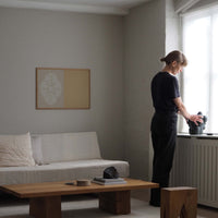 Atelier Cph（アトリエ・シーピーエイチ）は、デンマーク・コペンハーゲンを拠点とするデザインスタジオ兼アートブランドです。ミニマルで構築的なビジュアルを特徴とし、抽象アートやコラージュを中心としたアートポスターを多数手がけています。北欧デザインらしい洗練された感性とバランスの取れた構成美が魅力で、リビング、寝室、書斎、オフィスなど、あらゆる空間に調和と静けさをもたらします。幾何学的なモチーフを用いたアートは、ギャラリーウォールやモダンインテリアのアクセントにも最適。高品質な紙と印刷による仕上がりで、インテリアとしての完成度も高く評価されています。北欧アートポスター、現代アート、ミニマルデザイン、韓国インテリアなど、幅広いスタイルにマッチするスタイリッシュなアートを探している方におすすめです。