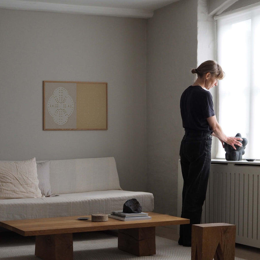 Atelier Cph（アトリエ・シーピーエイチ）は、デンマーク・コペンハーゲンを拠点とするデザインスタジオ兼アートブランドです。ミニマルで構築的なビジュアルを特徴とし、抽象アートやコラージュを中心としたアートポスターを多数手がけています。北欧デザインらしい洗練された感性とバランスの取れた構成美が魅力で、リビング、寝室、書斎、オフィスなど、あらゆる空間に調和と静けさをもたらします。幾何学的なモチーフを用いたアートは、ギャラリーウォールやモダンインテリアのアクセントにも最適。高品質な紙と印刷による仕上がりで、インテリアとしての完成度も高く評価されています。北欧アートポスター、現代アート、ミニマルデザイン、韓国インテリアなど、幅広いスタイルにマッチするスタイリッシュなアートを探している方におすすめです。