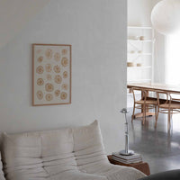 Atelier Cph（アトリエ・シーピーエイチ）は、デンマーク・コペンハーゲンを拠点とするデザインスタジオ兼アートブランドです。ミニマルで構築的なビジュアルを特徴とし、抽象アートやコラージュを中心としたアートポスターを多数手がけています。北欧デザインらしい洗練された感性とバランスの取れた構成美が魅力で、リビング、寝室、書斎、オフィスなど、あらゆる空間に調和と静けさをもたらします。幾何学的なモチーフを用いたアートは、ギャラリーウォールやモダンインテリアのアクセントにも最適。高品質な紙と印刷による仕上がりで、インテリアとしての完成度も高く評価されています。北欧アートポスター、現代アート、ミニマルデザイン、韓国インテリアなど、幅広いスタイルにマッチするスタイリッシュなアートを探している方におすすめです。