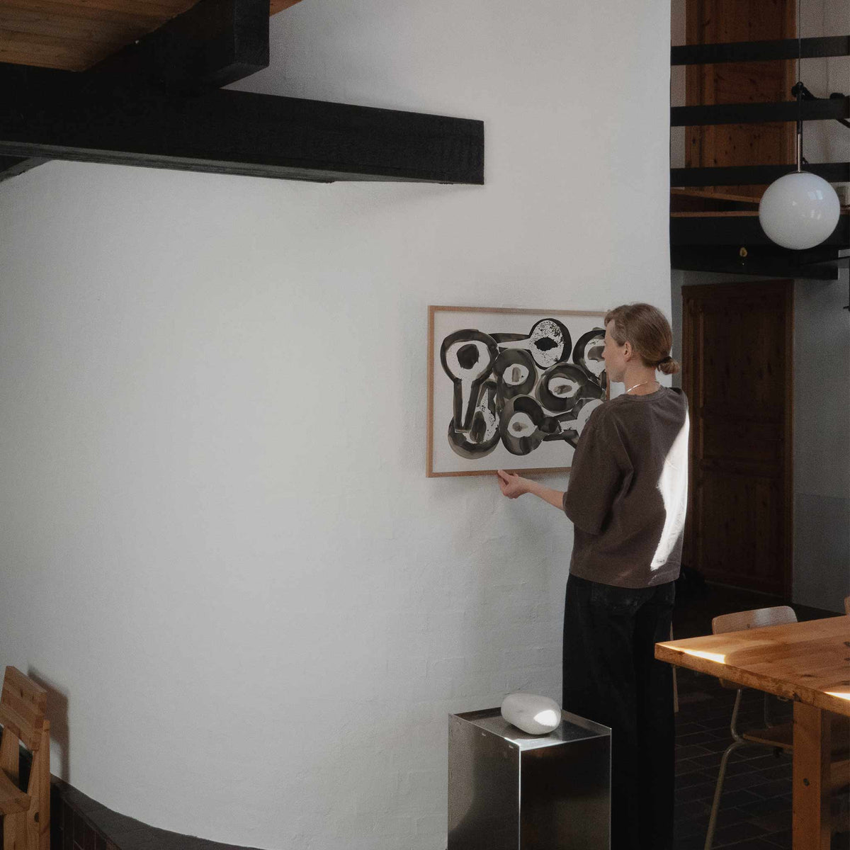 Atelier Cph（アトリエ・シーピーエイチ）は、デンマーク・コペンハーゲンを拠点とするデザインスタジオ兼アートブランドです。ミニマルで構築的なビジュアルを特徴とし、抽象アートやコラージュを中心としたアートポスターを多数手がけています。北欧デザインらしい洗練された感性とバランスの取れた構成美が魅力で、リビング、寝室、書斎、オフィスなど、あらゆる空間に調和と静けさをもたらします。幾何学的なモチーフを用いたアートは、ギャラリーウォールやモダンインテリアのアクセントにも最適。高品質な紙と印刷による仕上がりで、インテリアとしての完成度も高く評価されています。北欧アートポスター、現代アート、ミニマルデザイン、韓国インテリアなど、幅広いスタイルにマッチするスタイリッシュなアートを探している方におすすめです。