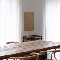 Atelier Cph（アトリエ・シーピーエイチ）は、デンマーク・コペンハーゲンを拠点とするデザインスタジオ兼アートブランドです。ミニマルで構築的なビジュアルを特徴とし、抽象アートやコラージュを中心としたアートポスターを多数手がけています。北欧デザインらしい洗練された感性とバランスの取れた構成美が魅力で、リビング、寝室、書斎、オフィスなど、あらゆる空間に調和と静けさをもたらします。幾何学的なモチーフを用いたアートは、ギャラリーウォールやモダンインテリアのアクセントにも最適。高品質な紙と印刷による仕上がりで、インテリアとしての完成度も高く評価されています。北欧アートポスター、現代アート、ミニマルデザイン、韓国インテリアなど、幅広いスタイルにマッチするスタイリッシュなアートを探している方におすすめです。
