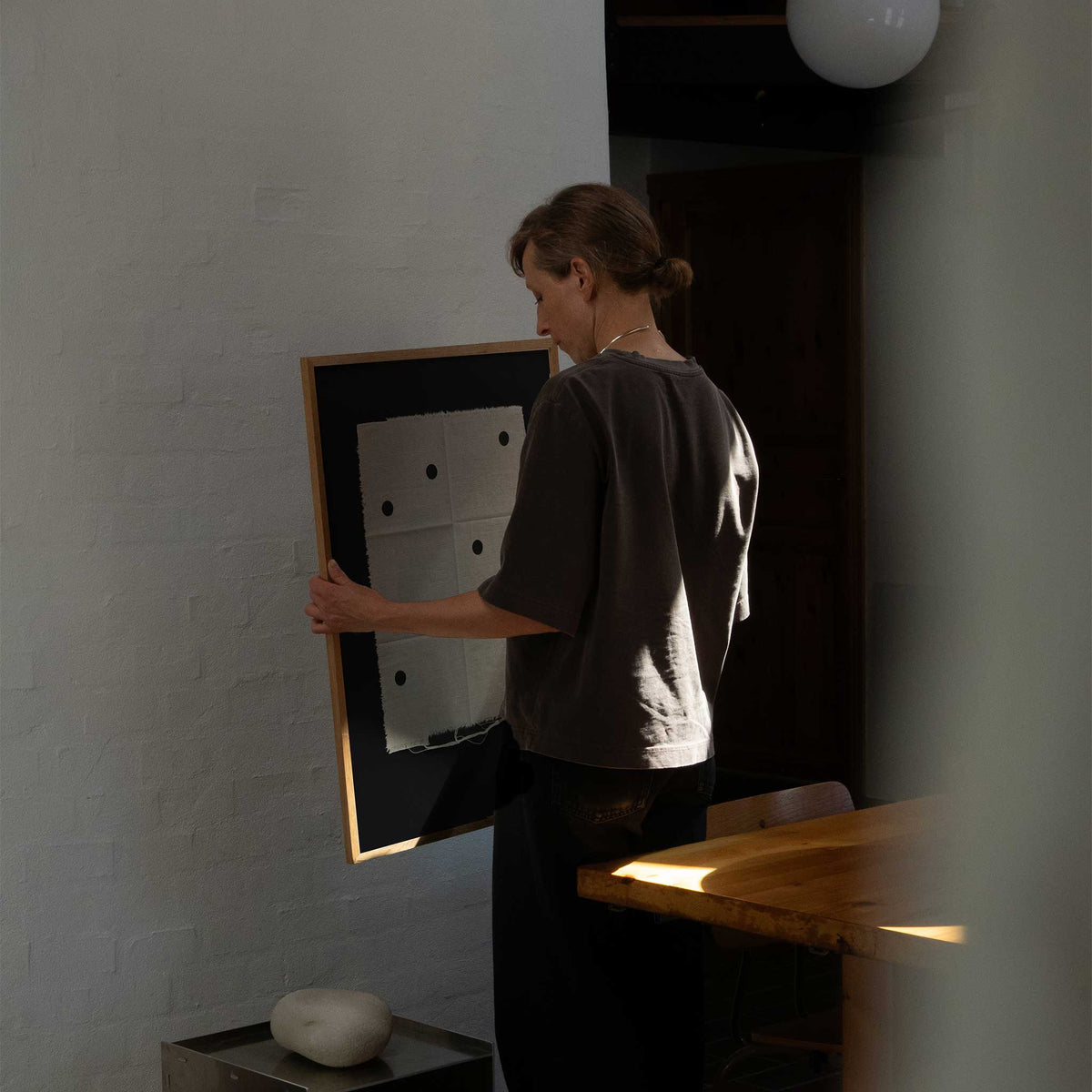 Atelier Cph（アトリエ・シーピーエイチ）は、デンマーク・コペンハーゲンを拠点とするデザインスタジオ兼アートブランドです。ミニマルで構築的なビジュアルを特徴とし、抽象アートやコラージュを中心としたアートポスターを多数手がけています。北欧デザインらしい洗練された感性とバランスの取れた構成美が魅力で、リビング、寝室、書斎、オフィスなど、あらゆる空間に調和と静けさをもたらします。幾何学的なモチーフを用いたアートは、ギャラリーウォールやモダンインテリアのアクセントにも最適。高品質な紙と印刷による仕上がりで、インテリアとしての完成度も高く評価されています。北欧アートポスター、現代アート、ミニマルデザイン、韓国インテリアなど、幅広いスタイルにマッチするスタイリッシュなアートを探している方におすすめです。