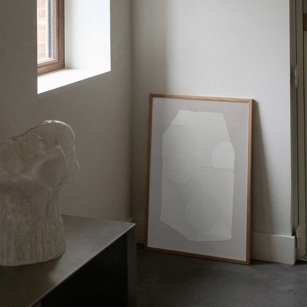 Atelier Cph（アトリエ・シーピーエイチ）は、デンマーク・コペンハーゲンを拠点とするデザインスタジオ兼アートブランドです。ミニマルで構築的なビジュアルを特徴とし、抽象アートやコラージュを中心としたアートポスターを多数手がけています。北欧デザインらしい洗練された感性とバランスの取れた構成美が魅力で、リビング、寝室、書斎、オフィスなど、あらゆる空間に調和と静けさをもたらします。幾何学的なモチーフを用いたアートは、ギャラリーウォールやモダンインテリアのアクセントにも最適。高品質な紙と印刷による仕上がりで、インテリアとしての完成度も高く評価されています。北欧アートポスター、現代アート、ミニマルデザイン、韓国インテリアなど、幅広いスタイルにマッチするスタイリッシュなアートを探している方におすすめです。
