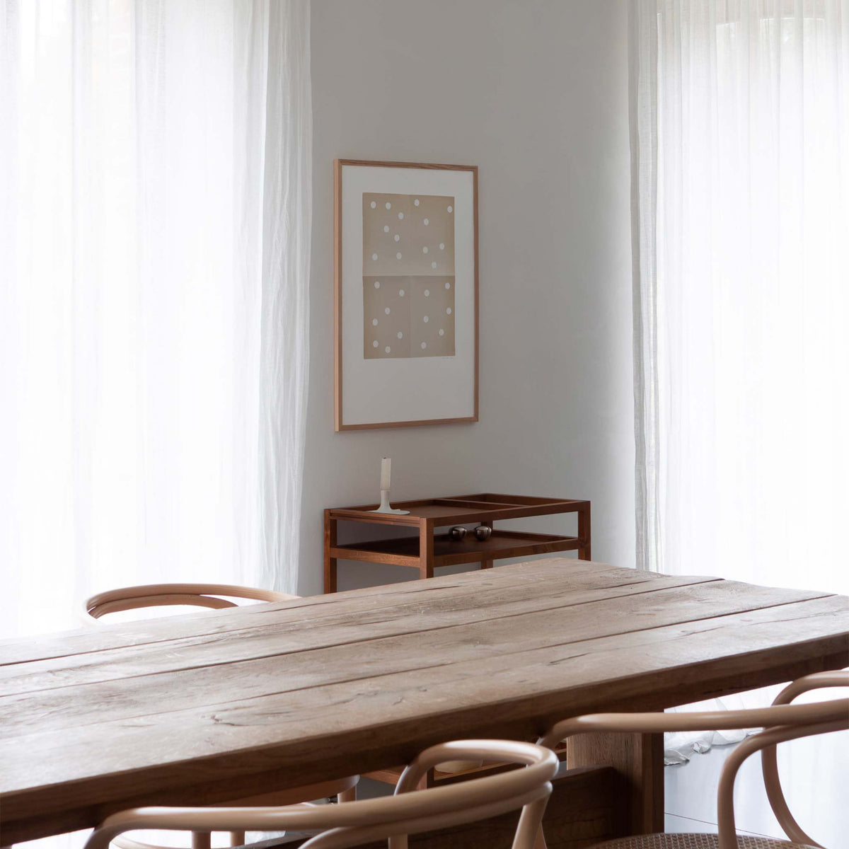 Atelier Cph（アトリエ・シーピーエイチ）は、デンマーク・コペンハーゲンを拠点とするデザインスタジオ兼アートブランドです。ミニマルで構築的なビジュアルを特徴とし、抽象アートやコラージュを中心としたアートポスターを多数手がけています。北欧デザインらしい洗練された感性とバランスの取れた構成美が魅力で、リビング、寝室、書斎、オフィスなど、あらゆる空間に調和と静けさをもたらします。幾何学的なモチーフを用いたアートは、ギャラリーウォールやモダンインテリアのアクセントにも最適。高品質な紙と印刷による仕上がりで、インテリアとしての完成度も高く評価されています。北欧アートポスター、現代アート、ミニマルデザイン、韓国インテリアなど、幅広いスタイルにマッチするスタイリッシュなアートを探している方におすすめです。