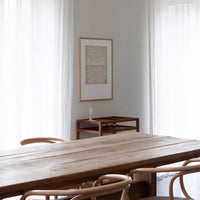 Atelier Cph（アトリエ・シーピーエイチ）は、デンマーク・コペンハーゲンを拠点とするデザインスタジオ兼アートブランドです。ミニマルで構築的なビジュアルを特徴とし、抽象アートやコラージュを中心としたアートポスターを多数手がけています。北欧デザインらしい洗練された感性とバランスの取れた構成美が魅力で、リビング、寝室、書斎、オフィスなど、あらゆる空間に調和と静けさをもたらします。幾何学的なモチーフを用いたアートは、ギャラリーウォールやモダンインテリアのアクセントにも最適。高品質な紙と印刷による仕上がりで、インテリアとしての完成度も高く評価されています。北欧アートポスター、現代アート、ミニマルデザイン、韓国インテリアなど、幅広いスタイルにマッチするスタイリッシュなアートを探している方におすすめです。