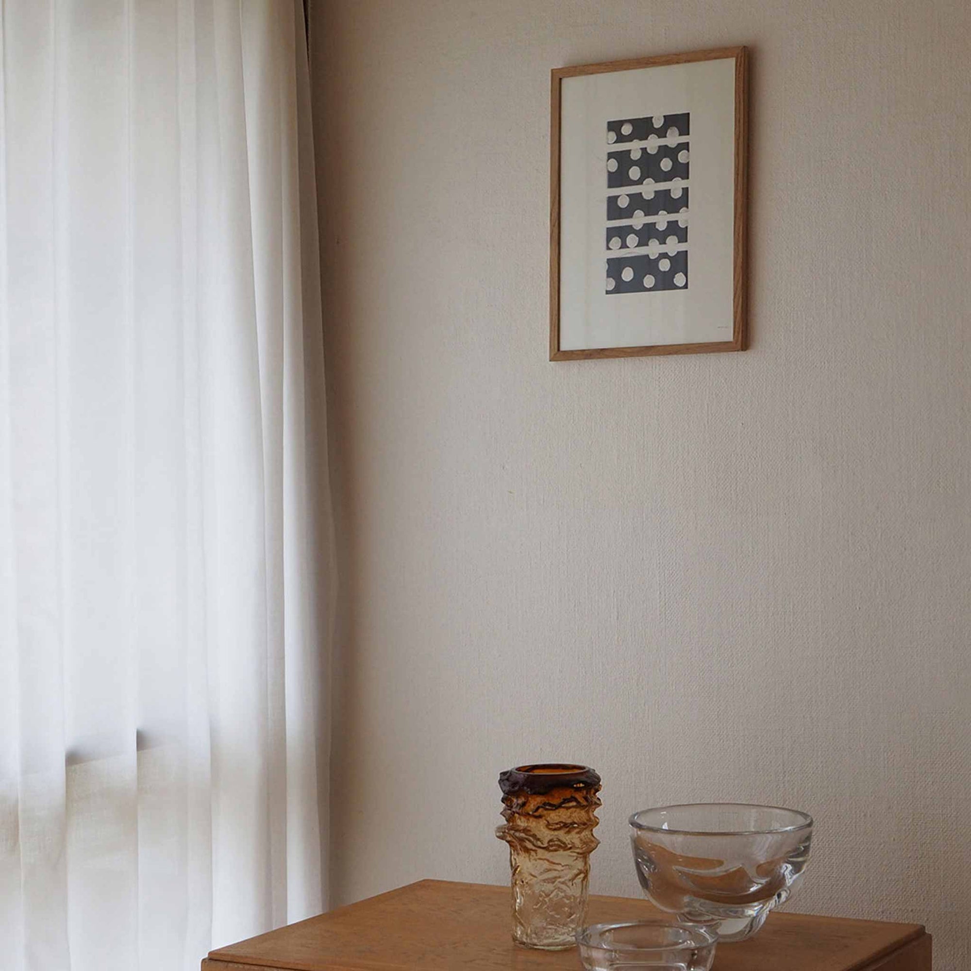 Atelier Cph（アトリエ・シーピーエイチ）は、デンマーク・コペンハーゲンを拠点とするデザインスタジオ兼アートブランドです。ミニマルで構築的なビジュアルを特徴とし、抽象アートやコラージュを中心としたアートポスターを多数手がけています。北欧デザインらしい洗練された感性とバランスの取れた構成美が魅力で、リビング、寝室、書斎、オフィスなど、あらゆる空間に調和と静けさをもたらします。幾何学的なモチーフを用いたアートは、ギャラリーウォールやモダンインテリアのアクセントにも最適。高品質な紙と印刷による仕上がりで、インテリアとしての完成度も高く評価されています。北欧アートポスター、現代アート、ミニマルデザイン、韓国インテリアなど、幅広いスタイルにマッチするスタイリッシュなアートを探している方におすすめです。