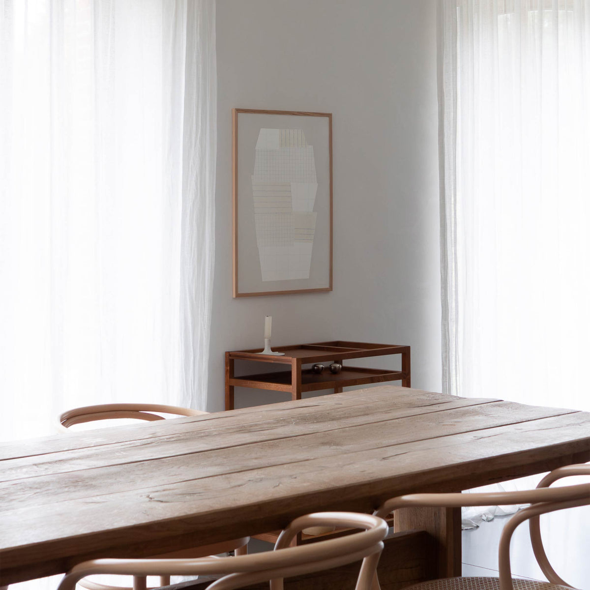 Atelier Cph（アトリエ・シーピーエイチ）は、デンマーク・コペンハーゲンを拠点とするデザインスタジオ兼アートブランドです。ミニマルで構築的なビジュアルを特徴とし、抽象アートやコラージュを中心としたアートポスターを多数手がけています。北欧デザインらしい洗練された感性とバランスの取れた構成美が魅力で、リビング、寝室、書斎、オフィスなど、あらゆる空間に調和と静けさをもたらします。幾何学的なモチーフを用いたアートは、ギャラリーウォールやモダンインテリアのアクセントにも最適。高品質な紙と印刷による仕上がりで、インテリアとしての完成度も高く評価されています。北欧アートポスター、現代アート、ミニマルデザイン、韓国インテリアなど、幅広いスタイルにマッチするスタイリッシュなアートを探している方におすすめです。