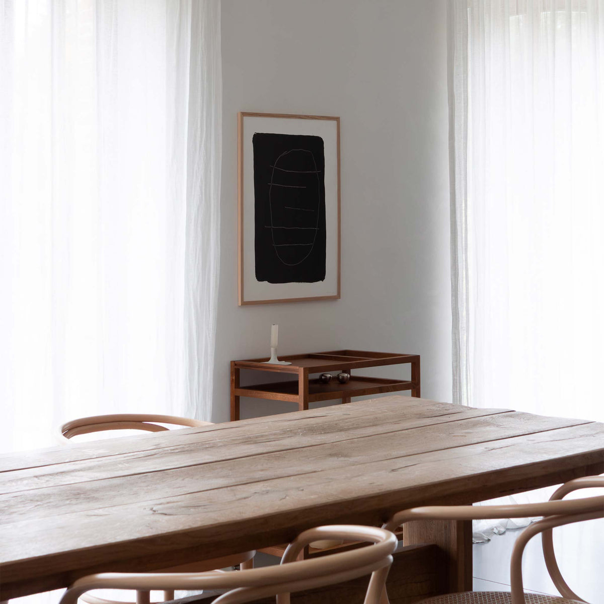 Atelier Cph（アトリエ・シーピーエイチ）は、デンマーク・コペンハーゲンを拠点とするデザインスタジオ兼アートブランドです。ミニマルで構築的なビジュアルを特徴とし、抽象アートやコラージュを中心としたアートポスターを多数手がけています。北欧デザインらしい洗練された感性とバランスの取れた構成美が魅力で、リビング、寝室、書斎、オフィスなど、あらゆる空間に調和と静けさをもたらします。幾何学的なモチーフを用いたアートは、ギャラリーウォールやモダンインテリアのアクセントにも最適。高品質な紙と印刷による仕上がりで、インテリアとしての完成度も高く評価されています。北欧アートポスター、現代アート、ミニマルデザイン、韓国インテリアなど、幅広いスタイルにマッチするスタイリッシュなアートを探している方におすすめです。