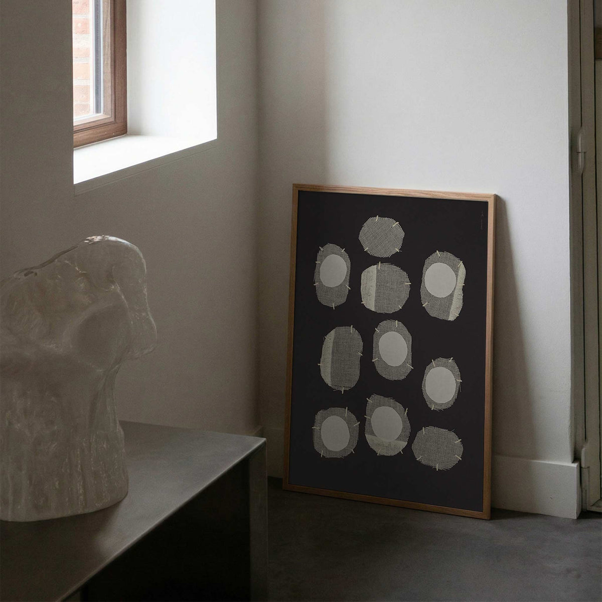 Atelier Cph（アトリエ・シーピーエイチ）は、デンマーク・コペンハーゲンを拠点とするデザインスタジオ兼アートブランドです。ミニマルで構築的なビジュアルを特徴とし、抽象アートやコラージュを中心としたアートポスターを多数手がけています。北欧デザインらしい洗練された感性とバランスの取れた構成美が魅力で、リビング、寝室、書斎、オフィスなど、あらゆる空間に調和と静けさをもたらします。幾何学的なモチーフを用いたアートは、ギャラリーウォールやモダンインテリアのアクセントにも最適。高品質な紙と印刷による仕上がりで、インテリアとしての完成度も高く評価されています。北欧アートポスター、現代アート、ミニマルデザイン、韓国インテリアなど、幅広いスタイルにマッチするスタイリッシュなアートを探している方におすすめです。