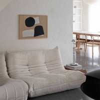 Atelier Cph（アトリエ・シーピーエイチ）は、デンマーク・コペンハーゲンを拠点とするデザインスタジオ兼アートブランドです。ミニマルで構築的なビジュアルを特徴とし、抽象アートやコラージュを中心としたアートポスターを多数手がけています。北欧デザインらしい洗練された感性とバランスの取れた構成美が魅力で、リビング、寝室、書斎、オフィスなど、あらゆる空間に調和と静けさをもたらします。幾何学的なモチーフを用いたアートは、ギャラリーウォールやモダンインテリアのアクセントにも最適。高品質な紙と印刷による仕上がりで、インテリアとしての完成度も高く評価されています。北欧アートポスター、現代アート、ミニマルデザイン、韓国インテリアなど、幅広いスタイルにマッチするスタイリッシュなアートを探している方におすすめです。