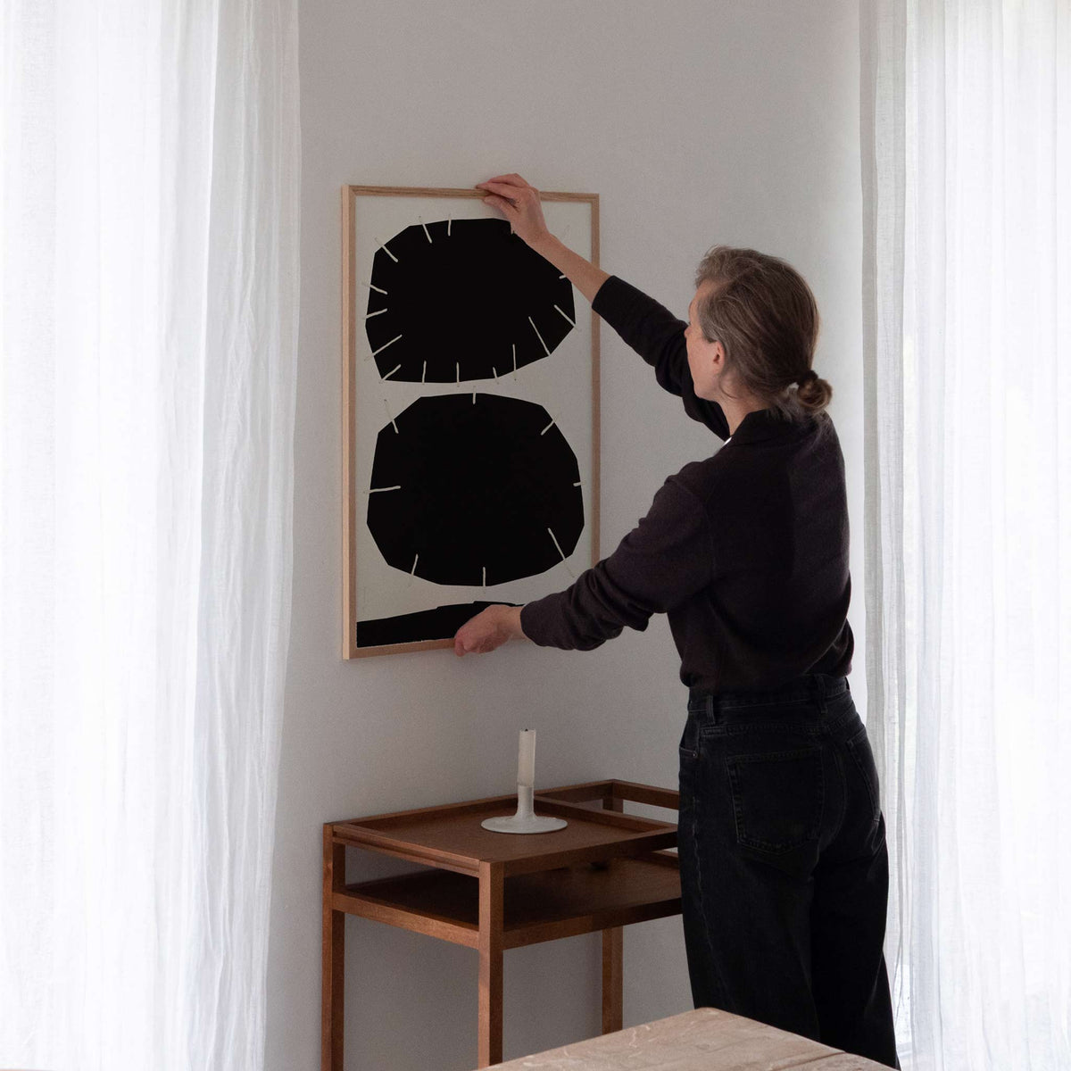 Atelier Cph（アトリエ・シーピーエイチ）は、デンマーク・コペンハーゲンを拠点とするデザインスタジオ兼アートブランドです。ミニマルで構築的なビジュアルを特徴とし、抽象アートやコラージュを中心としたアートポスターを多数手がけています。北欧デザインらしい洗練された感性とバランスの取れた構成美が魅力で、リビング、寝室、書斎、オフィスなど、あらゆる空間に調和と静けさをもたらします。幾何学的なモチーフを用いたアートは、ギャラリーウォールやモダンインテリアのアクセントにも最適。高品質な紙と印刷による仕上がりで、インテリアとしての完成度も高く評価されています。北欧アートポスター、現代アート、ミニマルデザイン、韓国インテリアなど、幅広いスタイルにマッチするスタイリッシュなアートを探している方におすすめです。