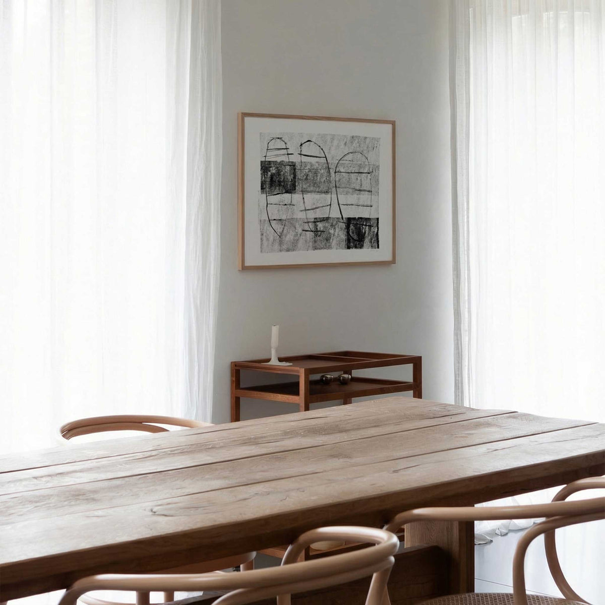Atelier Cph（アトリエ・シーピーエイチ）は、デンマーク・コペンハーゲンを拠点とするデザインスタジオ兼アートブランドです。ミニマルで構築的なビジュアルを特徴とし、抽象アートやコラージュを中心としたアートポスターを多数手がけています。北欧デザインらしい洗練された感性とバランスの取れた構成美が魅力で、リビング、寝室、書斎、オフィスなど、あらゆる空間に調和と静けさをもたらします。幾何学的なモチーフを用いたアートは、ギャラリーウォールやモダンインテリアのアクセントにも最適。高品質な紙と印刷による仕上がりで、インテリアとしての完成度も高く評価されています。北欧アートポスター、現代アート、ミニマルデザイン、韓国インテリアなど、幅広いスタイルにマッチするスタイリッシュなアートを探している方におすすめです。
