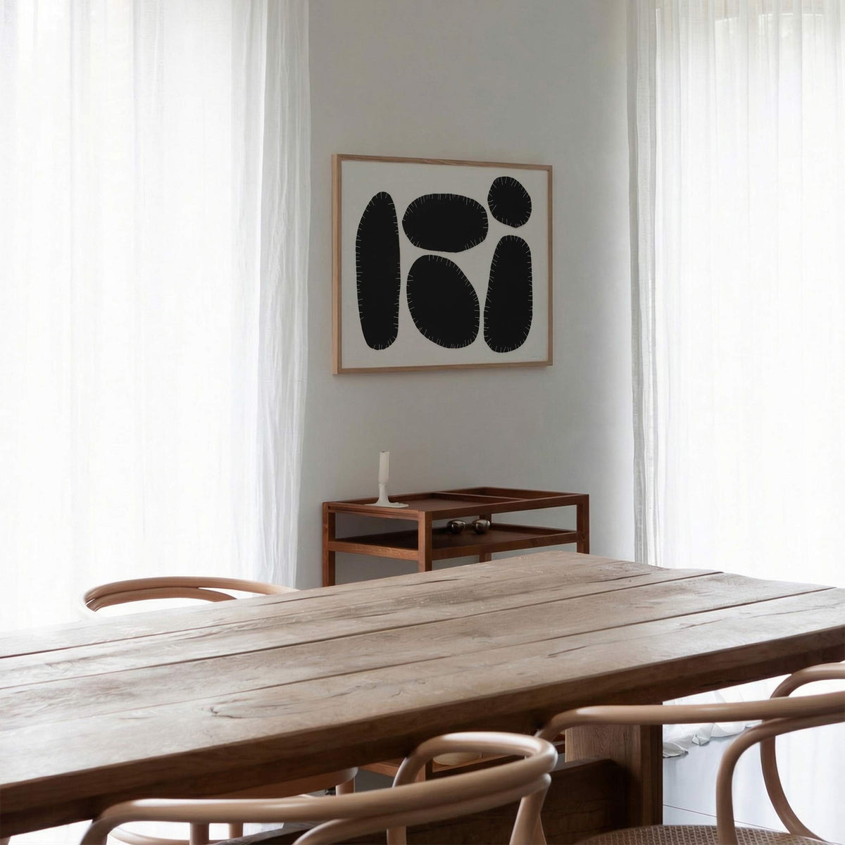 Atelier Cph（アトリエ・シーピーエイチ）は、デンマーク・コペンハーゲンを拠点とするデザインスタジオ兼アートブランドです。ミニマルで構築的なビジュアルを特徴とし、抽象アートやコラージュを中心としたアートポスターを多数手がけています。北欧デザインらしい洗練された感性とバランスの取れた構成美が魅力で、リビング、寝室、書斎、オフィスなど、あらゆる空間に調和と静けさをもたらします。幾何学的なモチーフを用いたアートは、ギャラリーウォールやモダンインテリアのアクセントにも最適。高品質な紙と印刷による仕上がりで、インテリアとしての完成度も高く評価されています。北欧アートポスター、現代アート、ミニマルデザイン、韓国インテリアなど、幅広いスタイルにマッチするスタイリッシュなアートを探している方におすすめです。