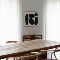Atelier Cph（アトリエ・シーピーエイチ）は、デンマーク・コペンハーゲンを拠点とするデザインスタジオ兼アートブランドです。ミニマルで構築的なビジュアルを特徴とし、抽象アートやコラージュを中心としたアートポスターを多数手がけています。北欧デザインらしい洗練された感性とバランスの取れた構成美が魅力で、リビング、寝室、書斎、オフィスなど、あらゆる空間に調和と静けさをもたらします。幾何学的なモチーフを用いたアートは、ギャラリーウォールやモダンインテリアのアクセントにも最適。高品質な紙と印刷による仕上がりで、インテリアとしての完成度も高く評価されています。北欧アートポスター、現代アート、ミニマルデザイン、韓国インテリアなど、幅広いスタイルにマッチするスタイリッシュなアートを探している方におすすめです。