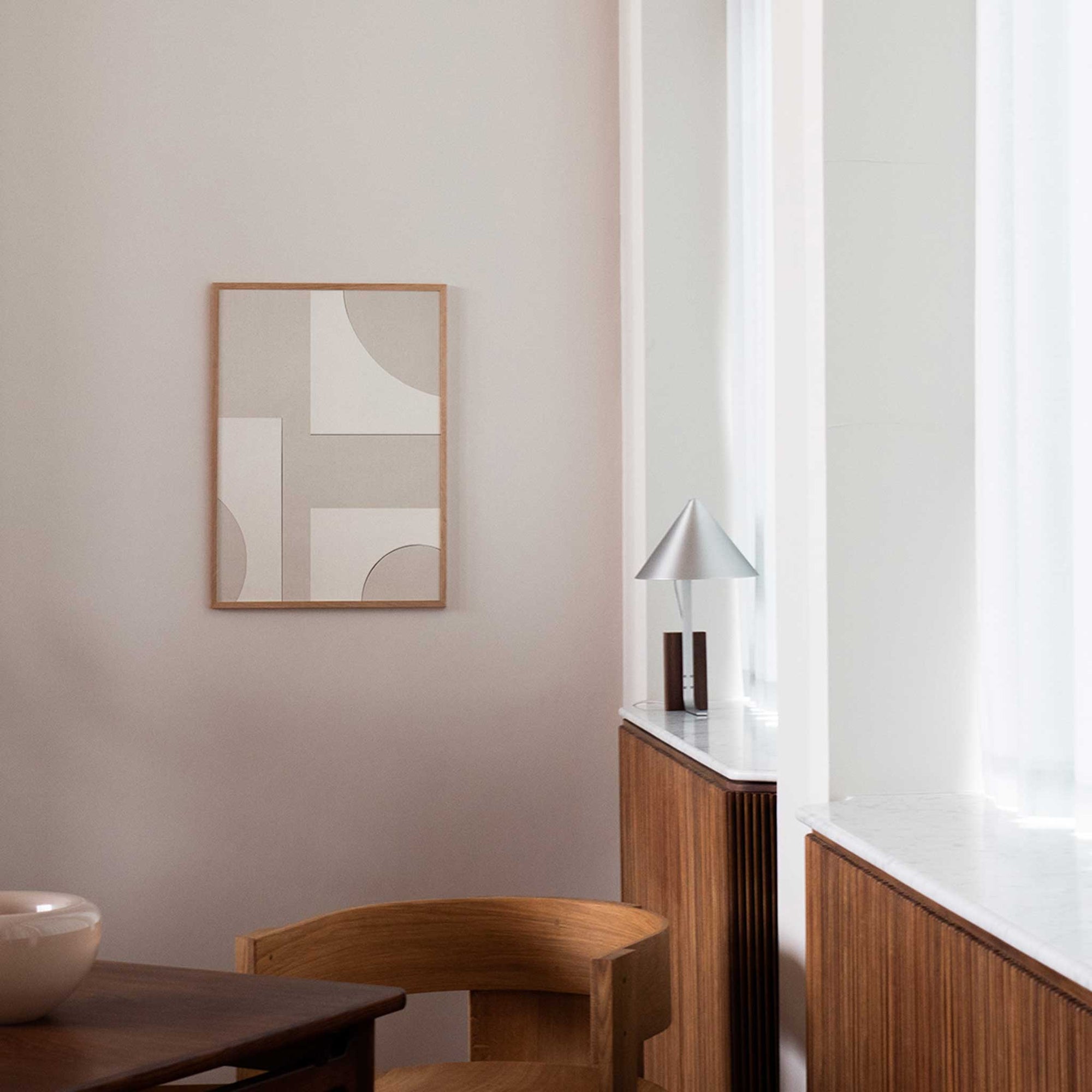 Atelier Cph（アトリエ・シーピーエイチ）は、デンマーク・コペンハーゲンを拠点とするデザインスタジオ兼アートブランドです。ミニマルで構築的なビジュアルを特徴とし、抽象アートやコラージュを中心としたアートポスターを多数手がけています。北欧デザインらしい洗練された感性とバランスの取れた構成美が魅力で、リビング、寝室、書斎、オフィスなど、あらゆる空間に調和と静けさをもたらします。幾何学的なモチーフを用いたアートは、ギャラリーウォールやモダンインテリアのアクセントにも最適。高品質な紙と印刷による仕上がりで、インテリアとしての完成度も高く評価されています。北欧アートポスター、現代アート、ミニマルデザイン、韓国インテリアなど、幅広いスタイルにマッチするスタイリッシュなアートを探している方におすすめです。