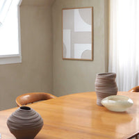 Atelier Cph（アトリエ・シーピーエイチ）は、デンマーク・コペンハーゲンを拠点とするデザインスタジオ兼アートブランドです。ミニマルで構築的なビジュアルを特徴とし、抽象アートやコラージュを中心としたアートポスターを多数手がけています。北欧デザインらしい洗練された感性とバランスの取れた構成美が魅力で、リビング、寝室、書斎、オフィスなど、あらゆる空間に調和と静けさをもたらします。幾何学的なモチーフを用いたアートは、ギャラリーウォールやモダンインテリアのアクセントにも最適。高品質な紙と印刷による仕上がりで、インテリアとしての完成度も高く評価されています。北欧アートポスター、現代アート、ミニマルデザイン、韓国インテリアなど、幅広いスタイルにマッチするスタイリッシュなアートを探している方におすすめです。