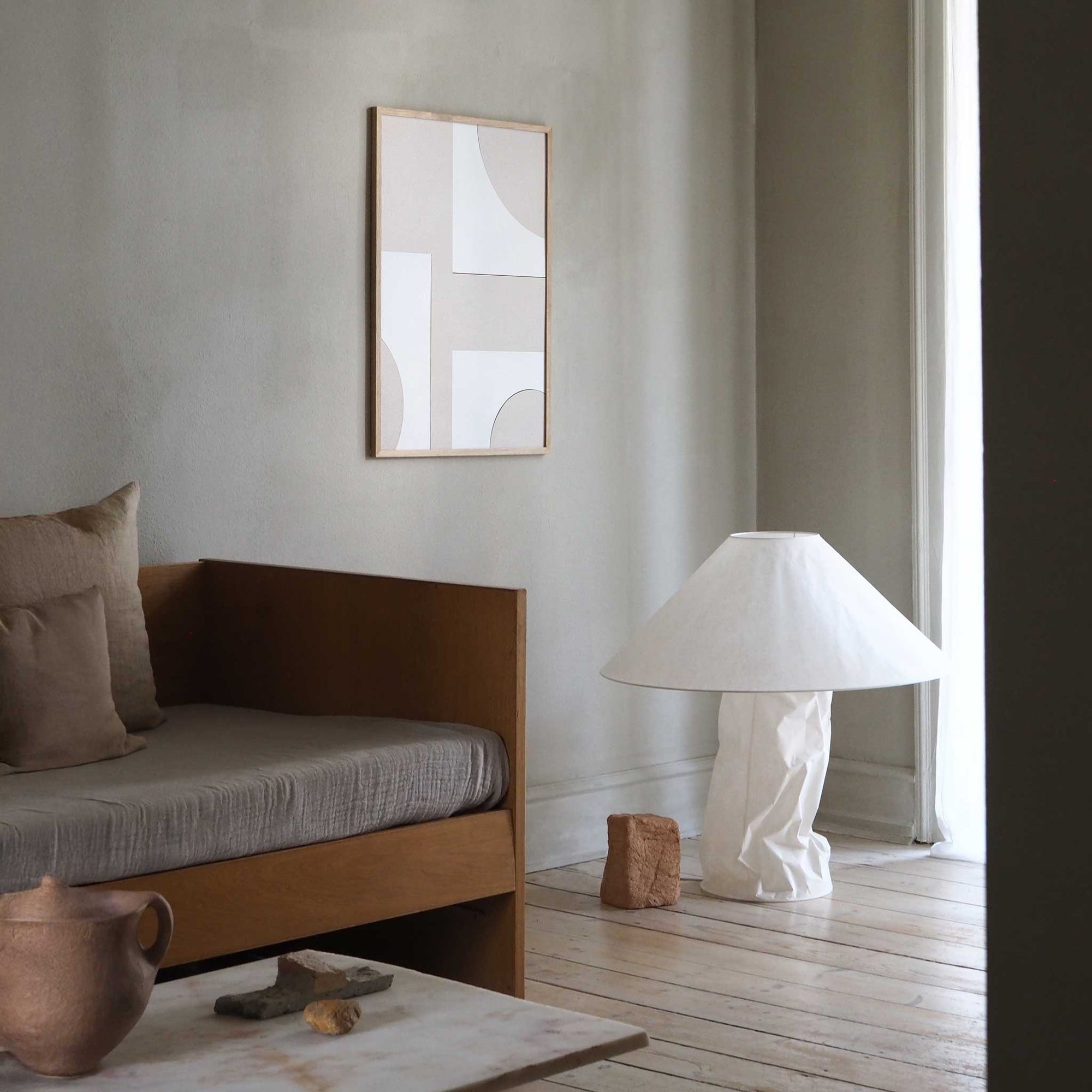 Atelier Cph（アトリエ・シーピーエイチ）は、デンマーク・コペンハーゲンを拠点とするデザインスタジオ兼アートブランドです。ミニマルで構築的なビジュアルを特徴とし、抽象アートやコラージュを中心としたアートポスターを多数手がけています。北欧デザインらしい洗練された感性とバランスの取れた構成美が魅力で、リビング、寝室、書斎、オフィスなど、あらゆる空間に調和と静けさをもたらします。幾何学的なモチーフを用いたアートは、ギャラリーウォールやモダンインテリアのアクセントにも最適。高品質な紙と印刷による仕上がりで、インテリアとしての完成度も高く評価されています。北欧アートポスター、現代アート、ミニマルデザイン、韓国インテリアなど、幅広いスタイルにマッチするスタイリッシュなアートを探している方におすすめです。