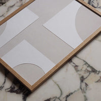 Atelier Cph（アトリエ・シーピーエイチ）は、デンマーク・コペンハーゲンを拠点とするデザインスタジオ兼アートブランドです。ミニマルで構築的なビジュアルを特徴とし、抽象アートやコラージュを中心としたアートポスターを多数手がけています。北欧デザインらしい洗練された感性とバランスの取れた構成美が魅力で、リビング、寝室、書斎、オフィスなど、あらゆる空間に調和と静けさをもたらします。幾何学的なモチーフを用いたアートは、ギャラリーウォールやモダンインテリアのアクセントにも最適。高品質な紙と印刷による仕上がりで、インテリアとしての完成度も高く評価されています。北欧アートポスター、現代アート、ミニマルデザイン、韓国インテリアなど、幅広いスタイルにマッチするスタイリッシュなアートを探している方におすすめです。