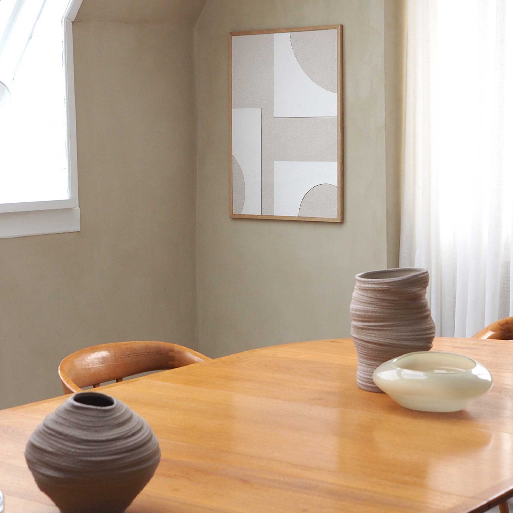 Atelier Cph（アトリエ・シーピーエイチ）は、デンマーク・コペンハーゲンを拠点とするデザインスタジオ兼アートブランドです。ミニマルで構築的なビジュアルを特徴とし、抽象アートやコラージュを中心としたアートポスターを多数手がけています。北欧デザインらしい洗練された感性とバランスの取れた構成美が魅力で、リビング、寝室、書斎、オフィスなど、あらゆる空間に調和と静けさをもたらします。幾何学的なモチーフを用いたアートは、ギャラリーウォールやモダンインテリアのアクセントにも最適。高品質な紙と印刷による仕上がりで、インテリアとしての完成度も高く評価されています。北欧アートポスター、現代アート、ミニマルデザイン、韓国インテリアなど、幅広いスタイルにマッチするスタイリッシュなアートを探している方におすすめです。