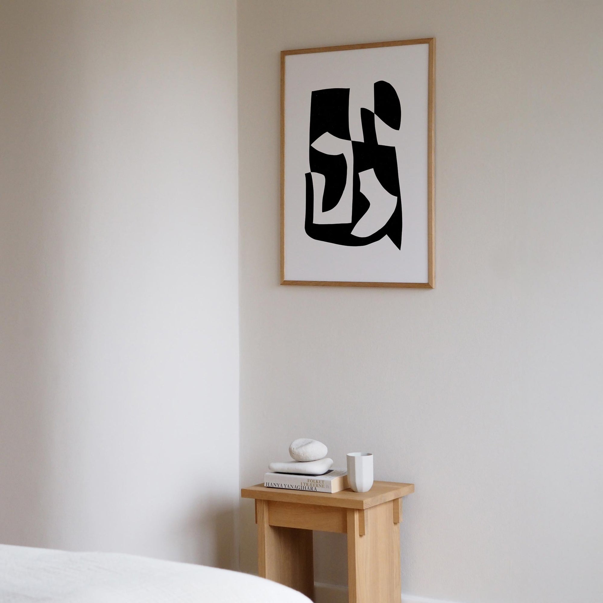 Atelier Cph（アトリエ・シーピーエイチ）は、デンマーク・コペンハーゲンを拠点とするデザインスタジオ兼アートブランドです。ミニマルで構築的なビジュアルを特徴とし、抽象アートやコラージュを中心としたアートポスターを多数手がけています。北欧デザインらしい洗練された感性とバランスの取れた構成美が魅力で、リビング、寝室、書斎、オフィスなど、あらゆる空間に調和と静けさをもたらします。幾何学的なモチーフを用いたアートは、ギャラリーウォールやモダンインテリアのアクセントにも最適。高品質な紙と印刷による仕上がりで、インテリアとしての完成度も高く評価されています。北欧アートポスター、現代アート、ミニマルデザイン、韓国インテリアなど、幅広いスタイルにマッチするスタイリッシュなアートを探している方におすすめです。