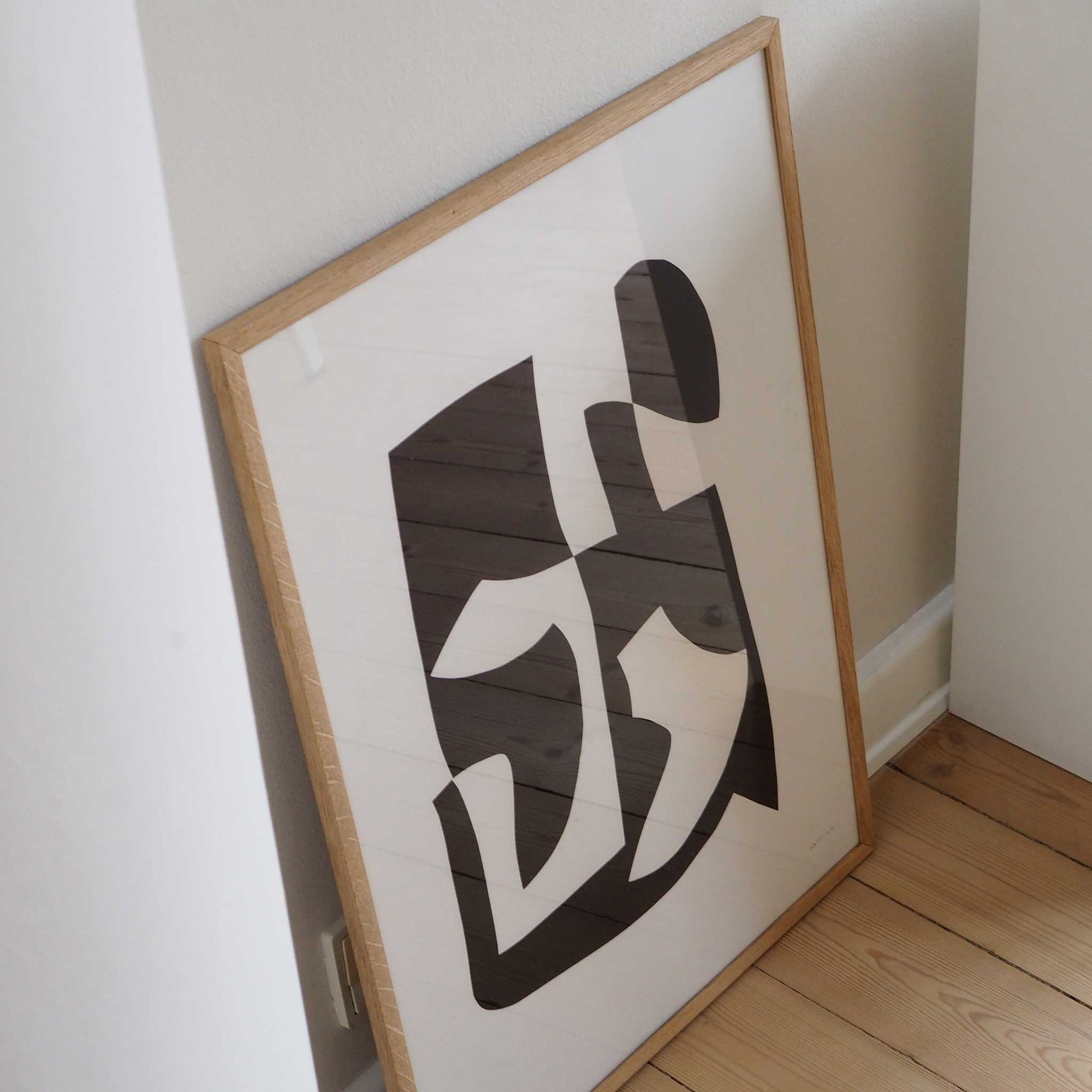 Atelier Cph（アトリエ・シーピーエイチ）は、デンマーク・コペンハーゲンを拠点とするデザインスタジオ兼アートブランドです。ミニマルで構築的なビジュアルを特徴とし、抽象アートやコラージュを中心としたアートポスターを多数手がけています。北欧デザインらしい洗練された感性とバランスの取れた構成美が魅力で、リビング、寝室、書斎、オフィスなど、あらゆる空間に調和と静けさをもたらします。幾何学的なモチーフを用いたアートは、ギャラリーウォールやモダンインテリアのアクセントにも最適。高品質な紙と印刷による仕上がりで、インテリアとしての完成度も高く評価されています。北欧アートポスター、現代アート、ミニマルデザイン、韓国インテリアなど、幅広いスタイルにマッチするスタイリッシュなアートを探している方におすすめです。