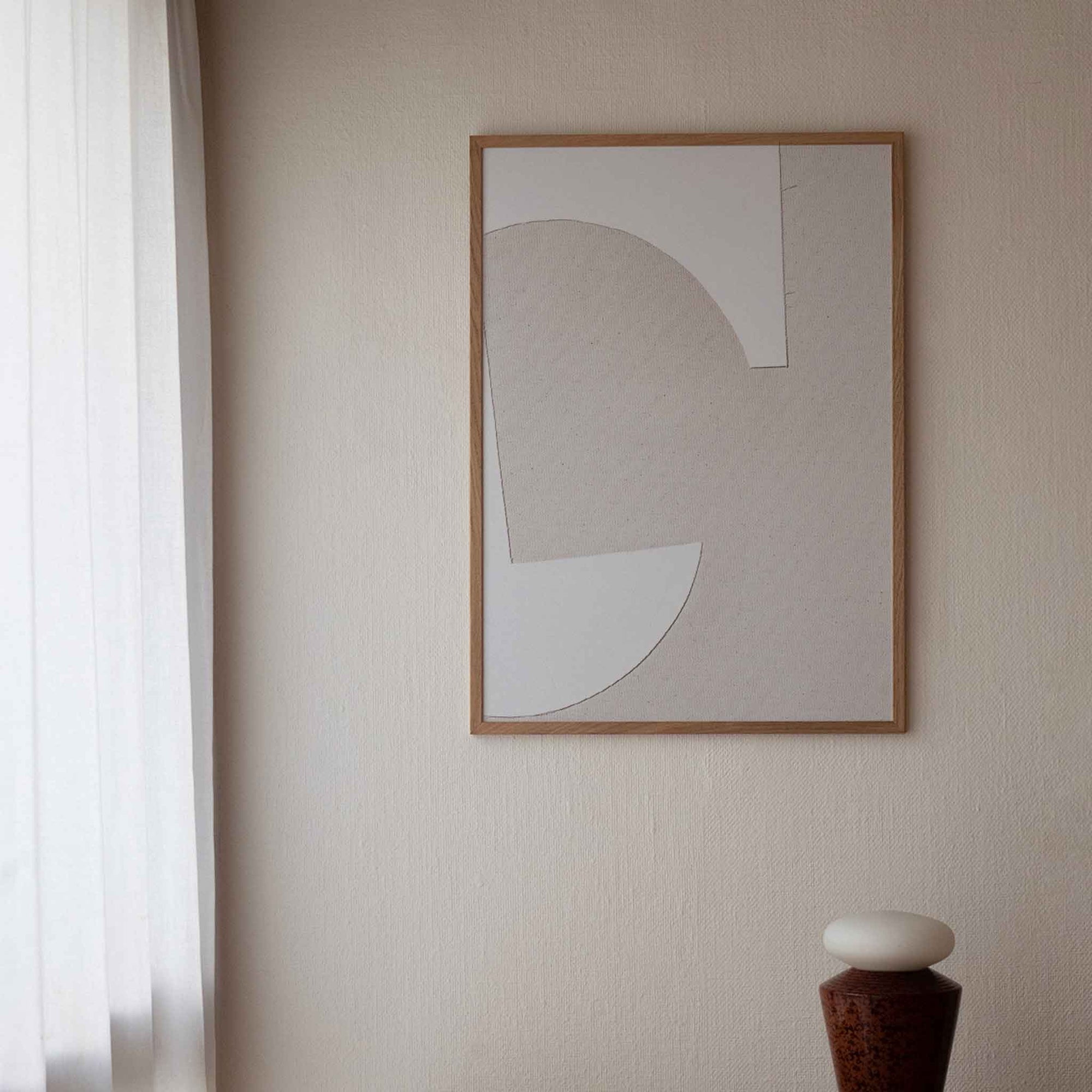 Atelier Cph（アトリエ・シーピーエイチ）は、デンマーク・コペンハーゲンを拠点とするデザインスタジオ兼アートブランドです。ミニマルで構築的なビジュアルを特徴とし、抽象アートやコラージュを中心としたアートポスターを多数手がけています。北欧デザインらしい洗練された感性とバランスの取れた構成美が魅力で、リビング、寝室、書斎、オフィスなど、あらゆる空間に調和と静けさをもたらします。幾何学的なモチーフを用いたアートは、ギャラリーウォールやモダンインテリアのアクセントにも最適。高品質な紙と印刷による仕上がりで、インテリアとしての完成度も高く評価されています。北欧アートポスター、現代アート、ミニマルデザイン、韓国インテリアなど、幅広いスタイルにマッチするスタイリッシュなアートを探している方におすすめです。