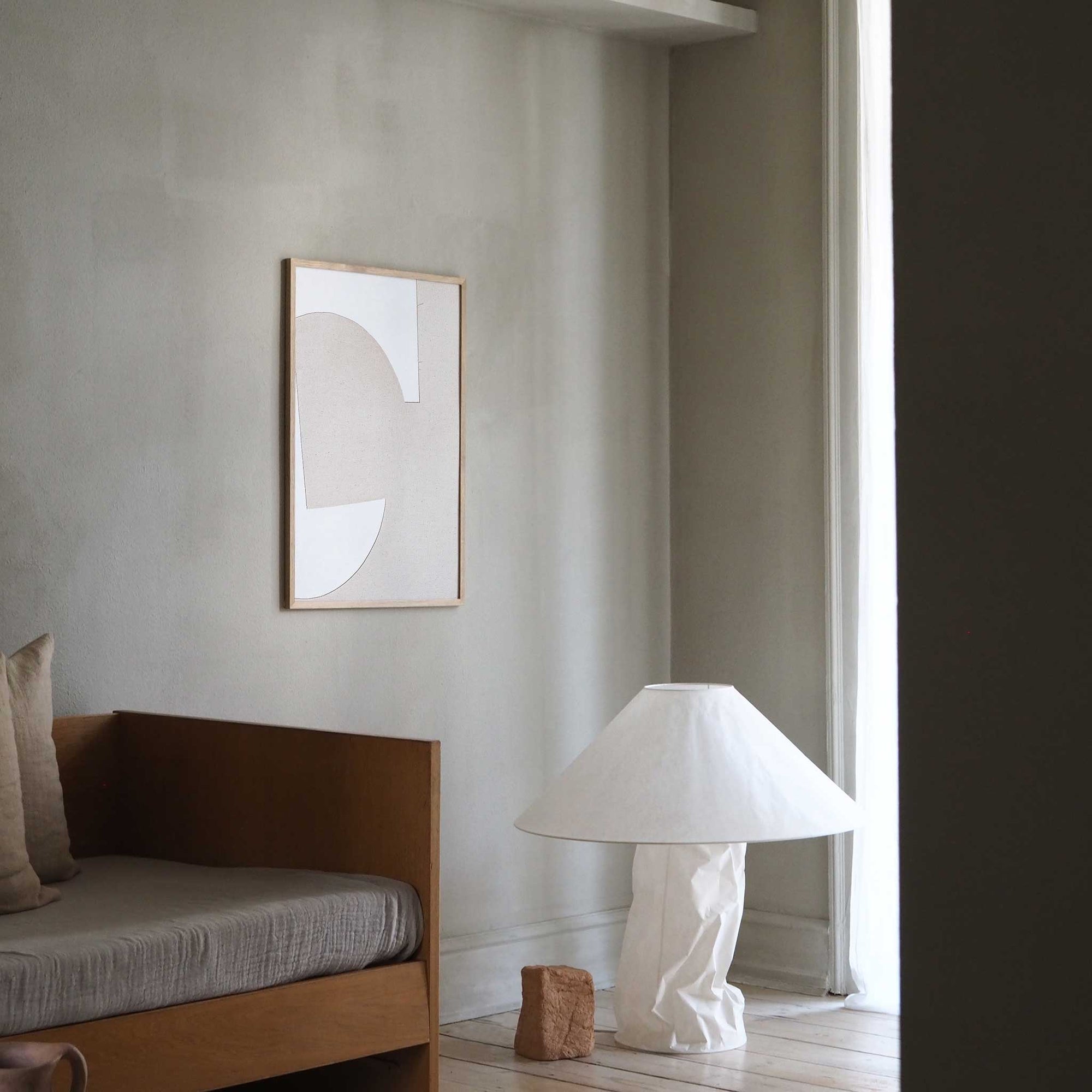 Atelier Cph（アトリエ・シーピーエイチ）は、デンマーク・コペンハーゲンを拠点とするデザインスタジオ兼アートブランドです。ミニマルで構築的なビジュアルを特徴とし、抽象アートやコラージュを中心としたアートポスターを多数手がけています。北欧デザインらしい洗練された感性とバランスの取れた構成美が魅力で、リビング、寝室、書斎、オフィスなど、あらゆる空間に調和と静けさをもたらします。幾何学的なモチーフを用いたアートは、ギャラリーウォールやモダンインテリアのアクセントにも最適。高品質な紙と印刷による仕上がりで、インテリアとしての完成度も高く評価されています。北欧アートポスター、現代アート、ミニマルデザイン、韓国インテリアなど、幅広いスタイルにマッチするスタイリッシュなアートを探している方におすすめです。