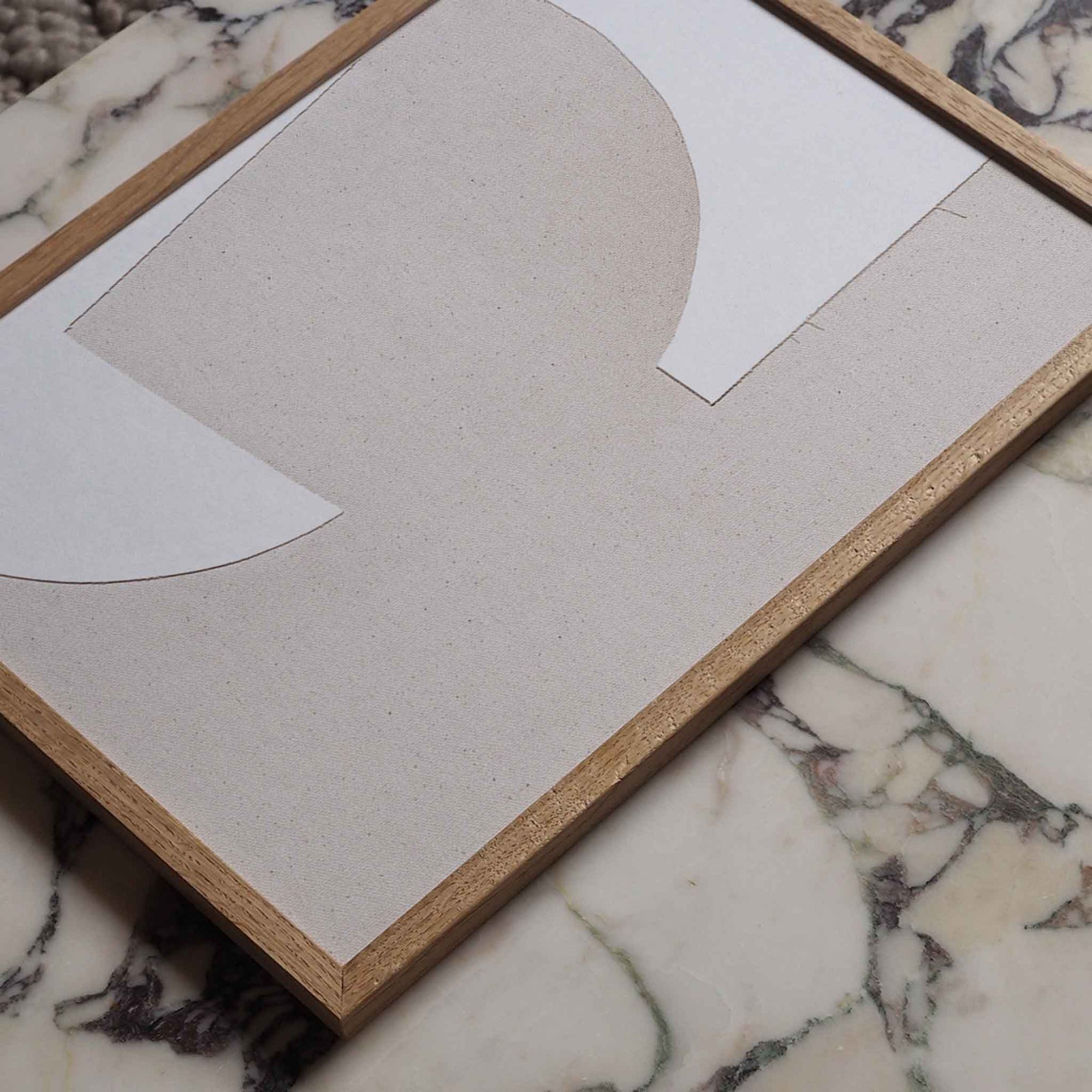 Atelier Cph（アトリエ・シーピーエイチ）は、デンマーク・コペンハーゲンを拠点とするデザインスタジオ兼アートブランドです。ミニマルで構築的なビジュアルを特徴とし、抽象アートやコラージュを中心としたアートポスターを多数手がけています。北欧デザインらしい洗練された感性とバランスの取れた構成美が魅力で、リビング、寝室、書斎、オフィスなど、あらゆる空間に調和と静けさをもたらします。幾何学的なモチーフを用いたアートは、ギャラリーウォールやモダンインテリアのアクセントにも最適。高品質な紙と印刷による仕上がりで、インテリアとしての完成度も高く評価されています。北欧アートポスター、現代アート、ミニマルデザイン、韓国インテリアなど、幅広いスタイルにマッチするスタイリッシュなアートを探している方におすすめです。