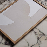 Atelier Cph（アトリエ・シーピーエイチ）は、デンマーク・コペンハーゲンを拠点とするデザインスタジオ兼アートブランドです。ミニマルで構築的なビジュアルを特徴とし、抽象アートやコラージュを中心としたアートポスターを多数手がけています。北欧デザインらしい洗練された感性とバランスの取れた構成美が魅力で、リビング、寝室、書斎、オフィスなど、あらゆる空間に調和と静けさをもたらします。幾何学的なモチーフを用いたアートは、ギャラリーウォールやモダンインテリアのアクセントにも最適。高品質な紙と印刷による仕上がりで、インテリアとしての完成度も高く評価されています。北欧アートポスター、現代アート、ミニマルデザイン、韓国インテリアなど、幅広いスタイルにマッチするスタイリッシュなアートを探している方におすすめです。