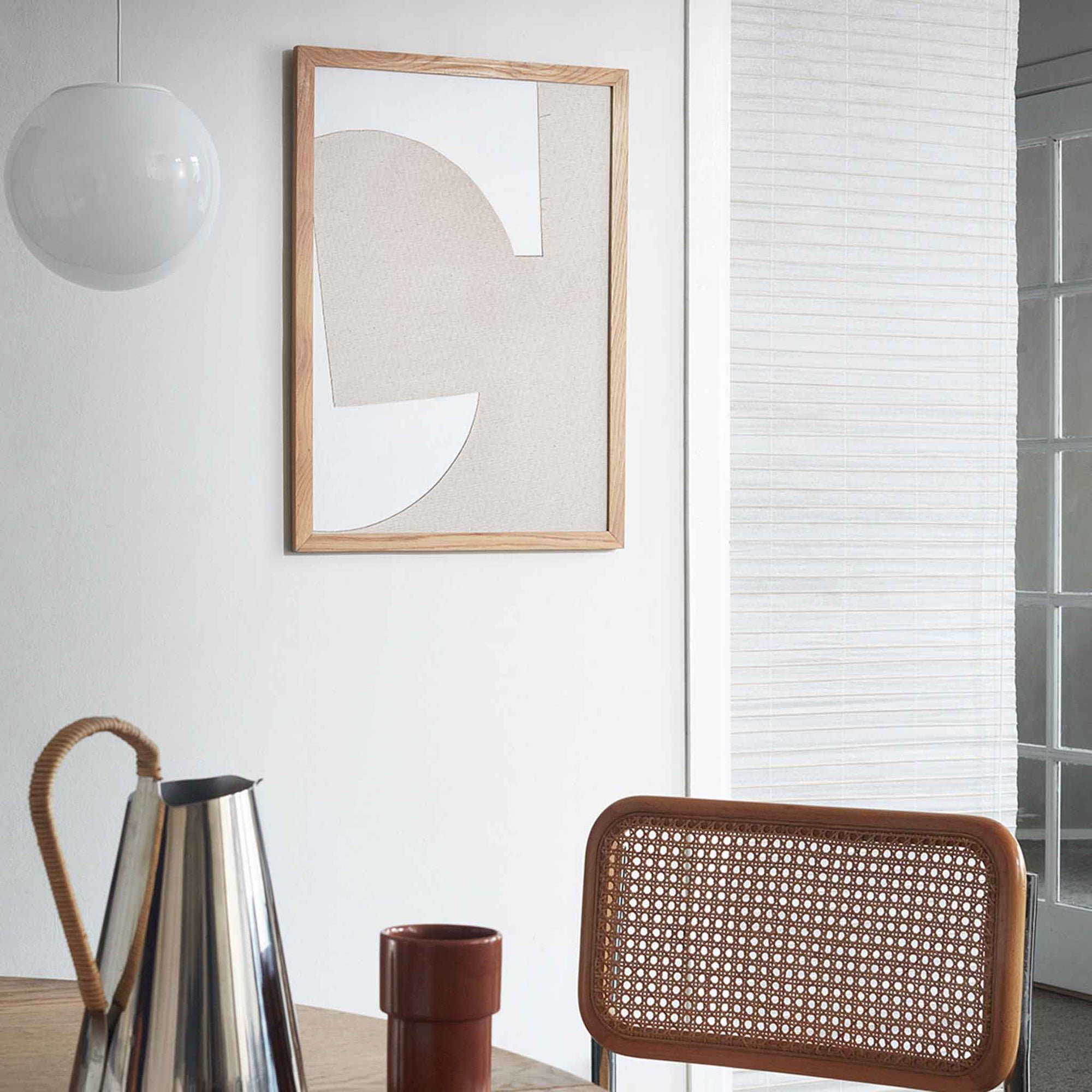 Atelier Cph（アトリエ・シーピーエイチ）は、デンマーク・コペンハーゲンを拠点とするデザインスタジオ兼アートブランドです。ミニマルで構築的なビジュアルを特徴とし、抽象アートやコラージュを中心としたアートポスターを多数手がけています。北欧デザインらしい洗練された感性とバランスの取れた構成美が魅力で、リビング、寝室、書斎、オフィスなど、あらゆる空間に調和と静けさをもたらします。幾何学的なモチーフを用いたアートは、ギャラリーウォールやモダンインテリアのアクセントにも最適。高品質な紙と印刷による仕上がりで、インテリアとしての完成度も高く評価されています。北欧アートポスター、現代アート、ミニマルデザイン、韓国インテリアなど、幅広いスタイルにマッチするスタイリッシュなアートを探している方におすすめです。