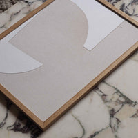 Atelier Cph（アトリエ・シーピーエイチ）は、デンマーク・コペンハーゲンを拠点とするデザインスタジオ兼アートブランドです。ミニマルで構築的なビジュアルを特徴とし、抽象アートやコラージュを中心としたアートポスターを多数手がけています。北欧デザインらしい洗練された感性とバランスの取れた構成美が魅力で、リビング、寝室、書斎、オフィスなど、あらゆる空間に調和と静けさをもたらします。幾何学的なモチーフを用いたアートは、ギャラリーウォールやモダンインテリアのアクセントにも最適。高品質な紙と印刷による仕上がりで、インテリアとしての完成度も高く評価されています。北欧アートポスター、現代アート、ミニマルデザイン、韓国インテリアなど、幅広いスタイルにマッチするスタイリッシュなアートを探している方におすすめです。