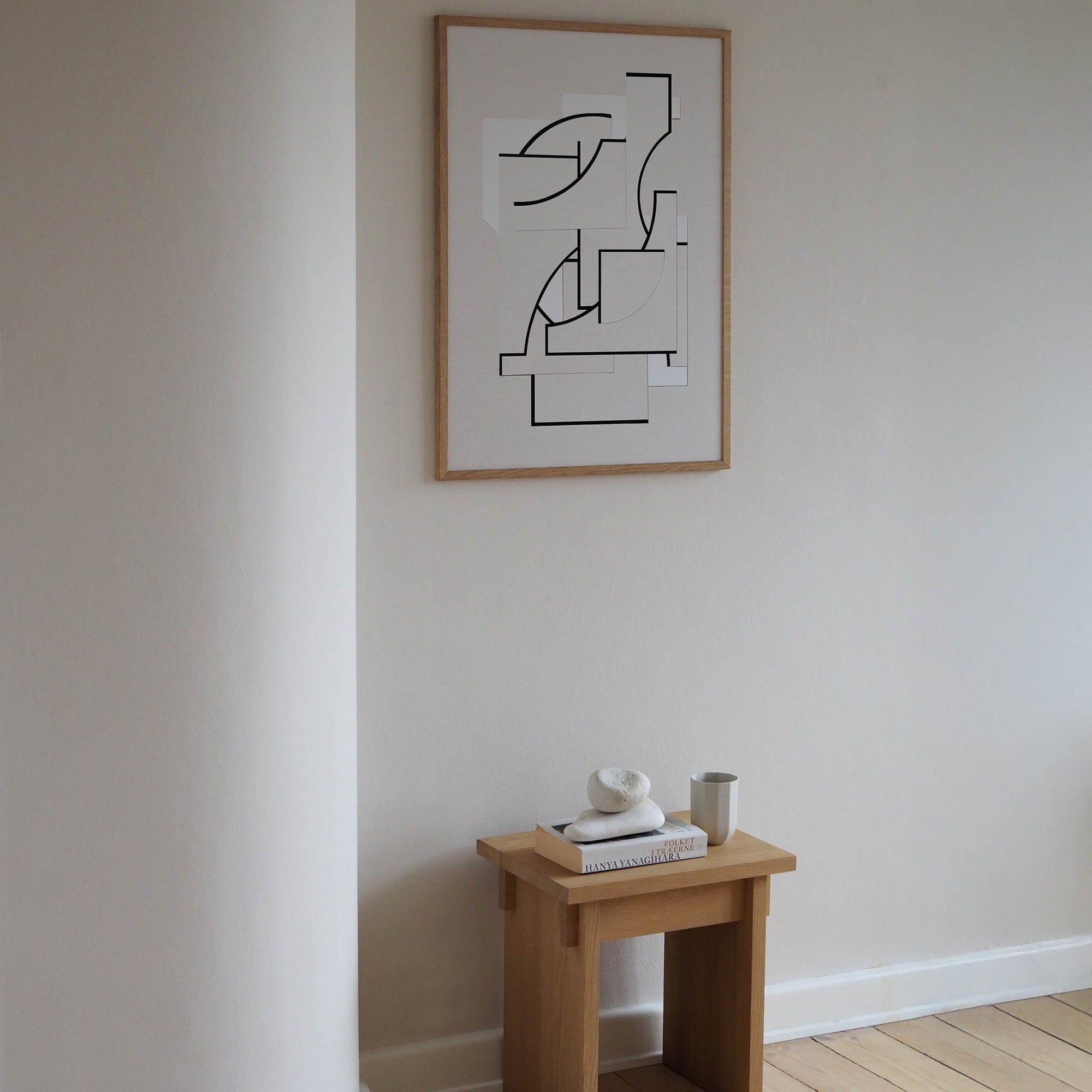 Atelier Cph（アトリエ・シーピーエイチ）は、デンマーク・コペンハーゲンを拠点とするデザインスタジオ兼アートブランドです。ミニマルで構築的なビジュアルを特徴とし、抽象アートやコラージュを中心としたアートポスターを多数手がけています。北欧デザインらしい洗練された感性とバランスの取れた構成美が魅力で、リビング、寝室、書斎、オフィスなど、あらゆる空間に調和と静けさをもたらします。幾何学的なモチーフを用いたアートは、ギャラリーウォールやモダンインテリアのアクセントにも最適。高品質な紙と印刷による仕上がりで、インテリアとしての完成度も高く評価されています。北欧アートポスター、現代アート、ミニマルデザイン、韓国インテリアなど、幅広いスタイルにマッチするスタイリッシュなアートを探している方におすすめです。