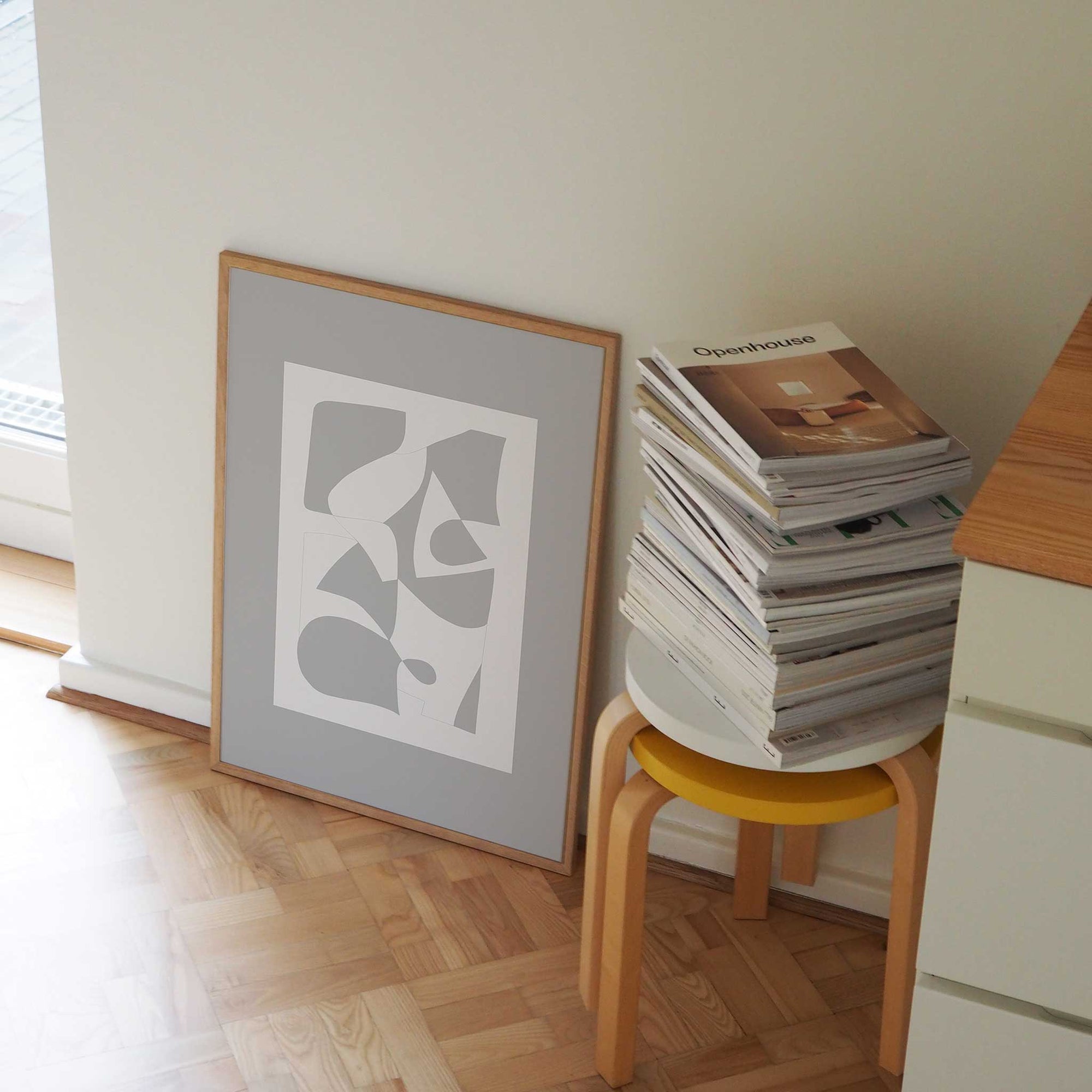 Atelier Cph（アトリエ・シーピーエイチ）は、デンマーク・コペンハーゲンを拠点とするデザインスタジオ兼アートブランドです。ミニマルで構築的なビジュアルを特徴とし、抽象アートやコラージュを中心としたアートポスターを多数手がけています。北欧デザインらしい洗練された感性とバランスの取れた構成美が魅力で、リビング、寝室、書斎、オフィスなど、あらゆる空間に調和と静けさをもたらします。幾何学的なモチーフを用いたアートは、ギャラリーウォールやモダンインテリアのアクセントにも最適。高品質な紙と印刷による仕上がりで、インテリアとしての完成度も高く評価されています。北欧アートポスター、現代アート、ミニマルデザイン、韓国インテリアなど、幅広いスタイルにマッチするスタイリッシュなアートを探している方におすすめです。